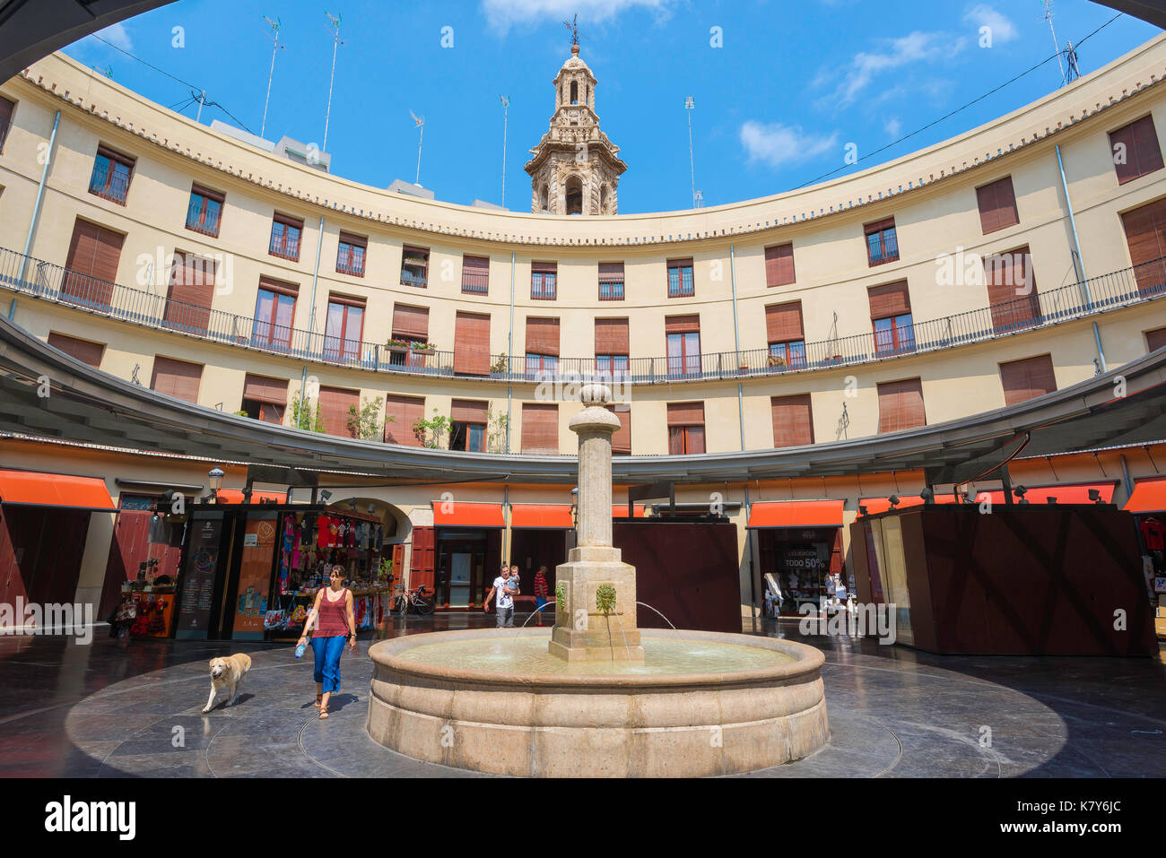 Al di sotto della santa catalina tower,la forma circolare plaza redonda nel cuore della città vecchia di Valencia è stato precedentemente noto come la città del mercato del pesce. Foto Stock