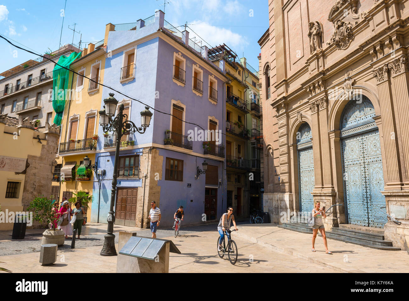 La città vecchia di Valencia, con vista su Plaza de la Companyia e sulla chiesa gesuita nel cuore del quartiere storico della città vecchia di Valencia, Spagna. Foto Stock