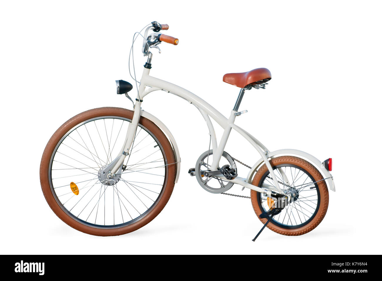 Bianco stilizzato retrò custom Cruiser bike. isolato su bianco, percorso di clipping incluso Foto Stock