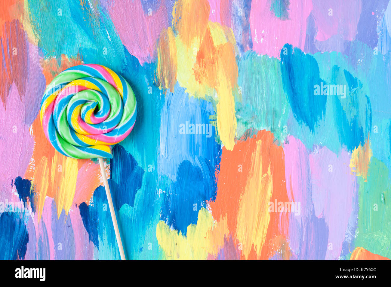Lecca-lecca candy su uno sfondo colorato Foto Stock