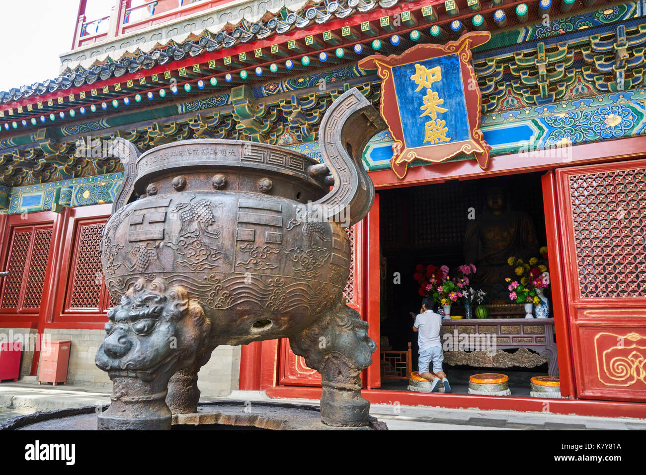 La preghiera buddista offre incenso di Buddha nel tempio Zhihua a Pechino in Cina. Essa è integrata nella dinastia Ming Foto Stock