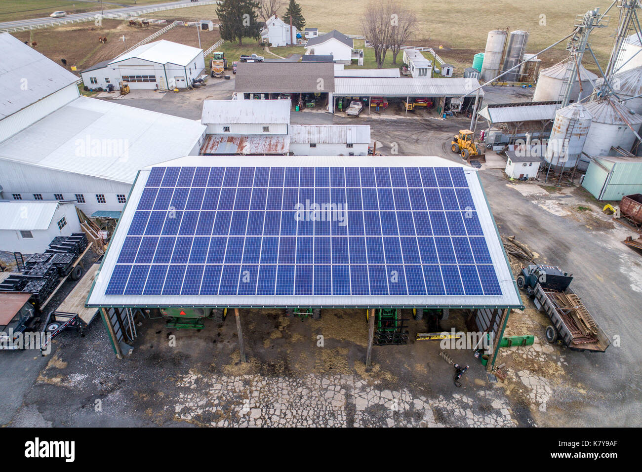 Gigante pannello solare sulla parte superiore di un fienile fornisce alimentazione alla fattoria Foto Stock