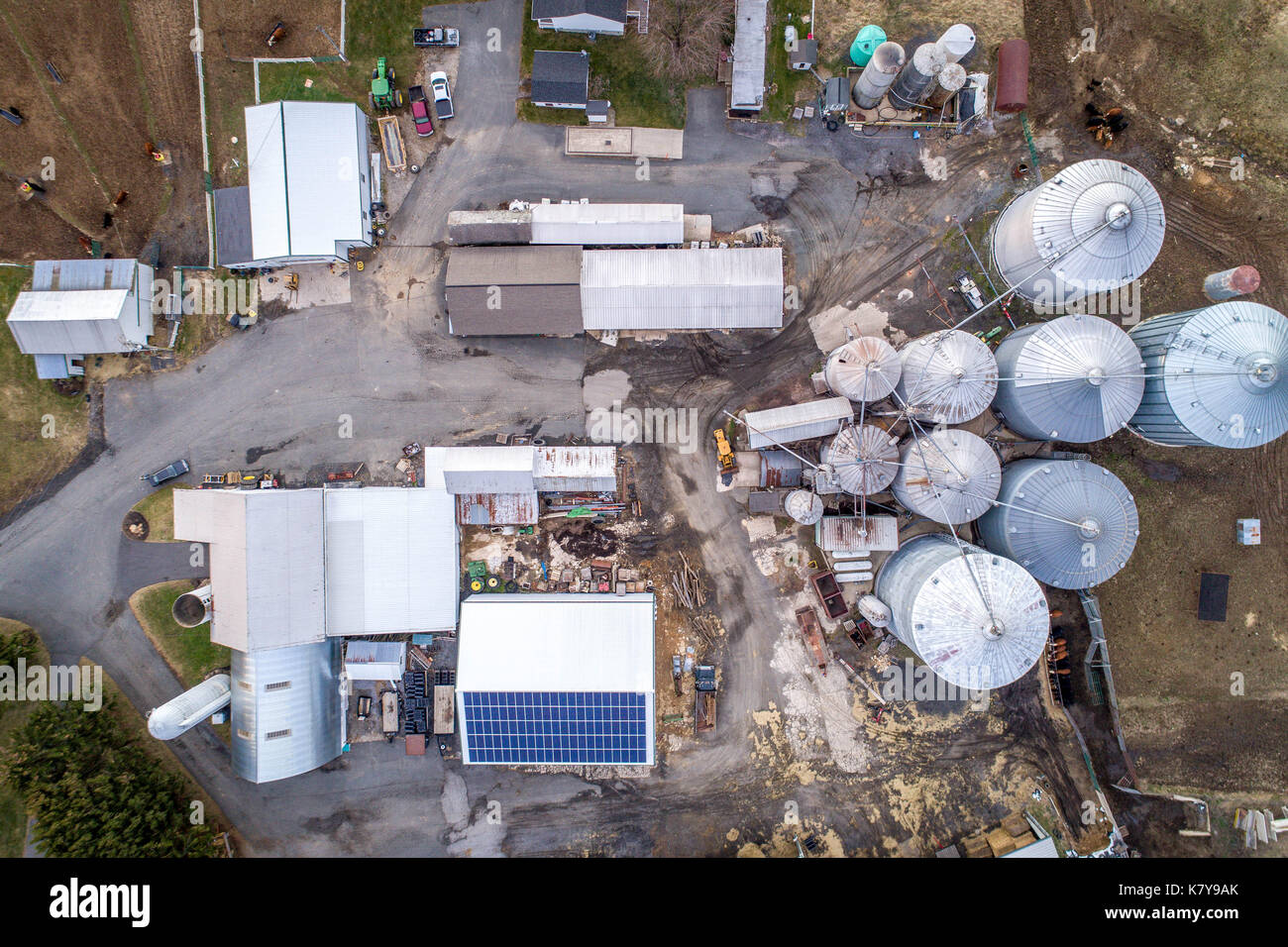 Panoramica di harford county farm contenente silos per il grano e pannelli solari Foto Stock