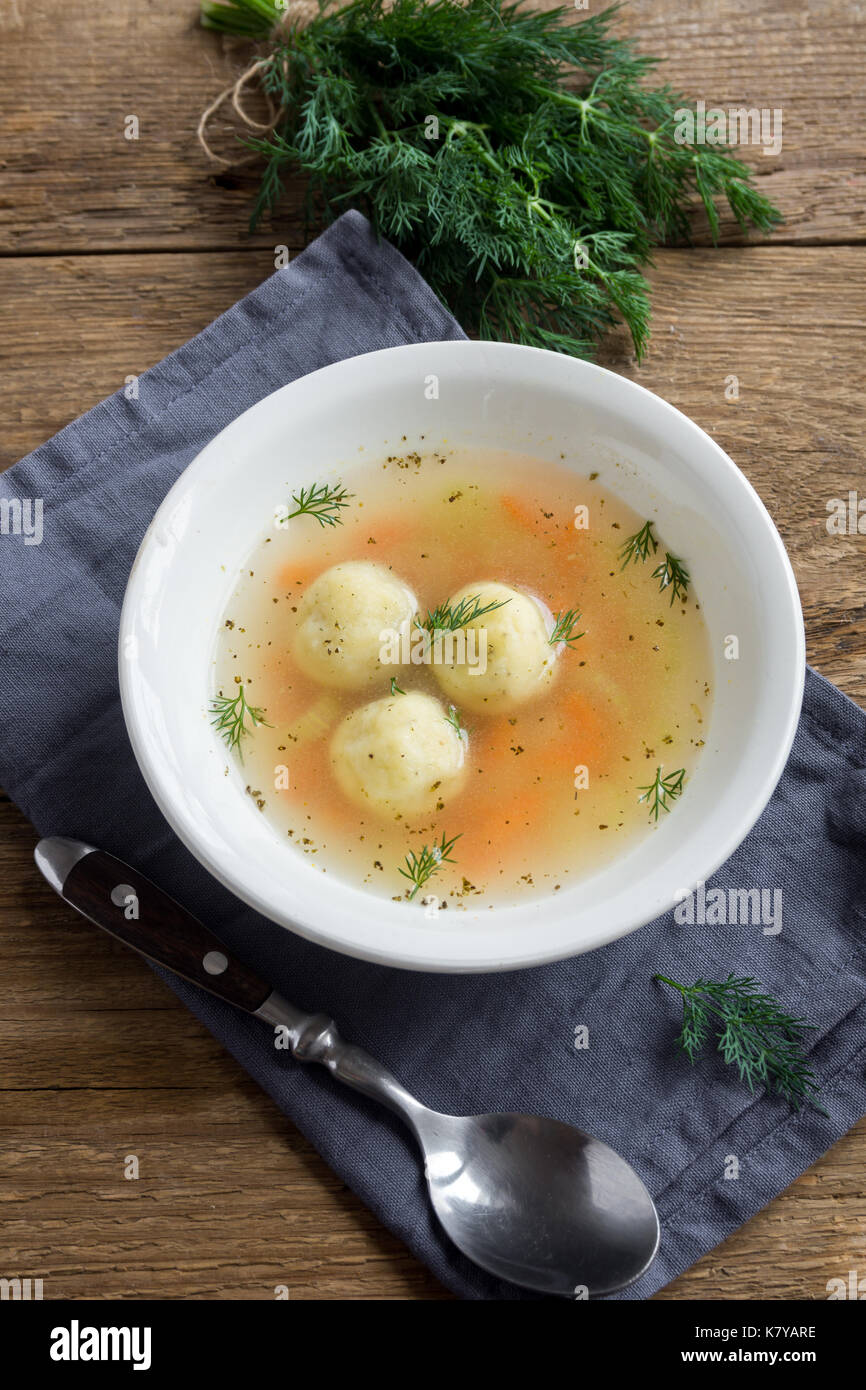 Pane azzimo zuppa a sfera ebreo tradizionale cucina casalinga, matzo sfera zuppa di verdure. Foto Stock