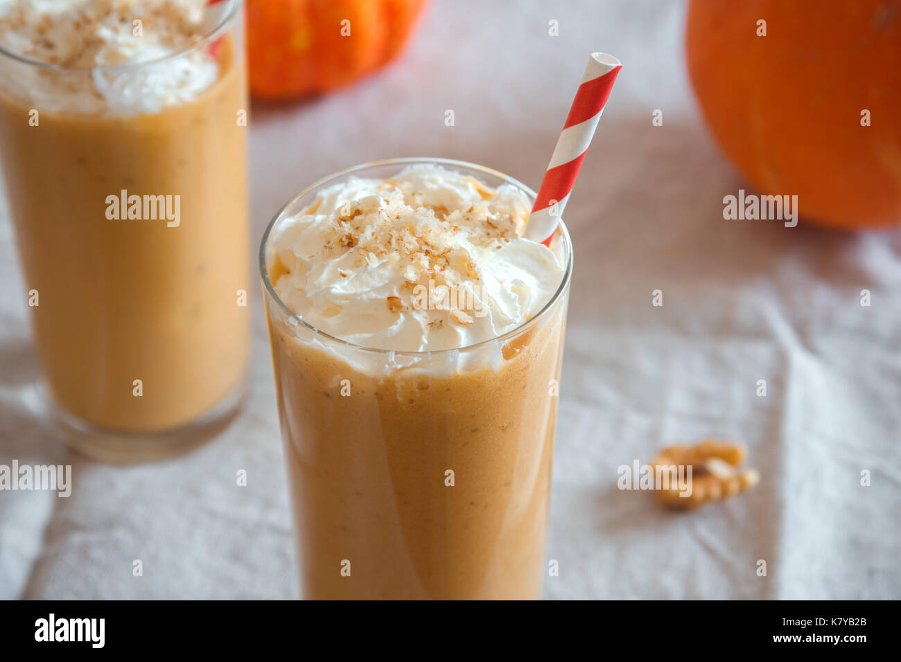 Frullato di zucca. fresche di zucca e Apple o per frullato frullato con noci e spezie d'autunno. stagionale bevanda d'autunno. Foto Stock