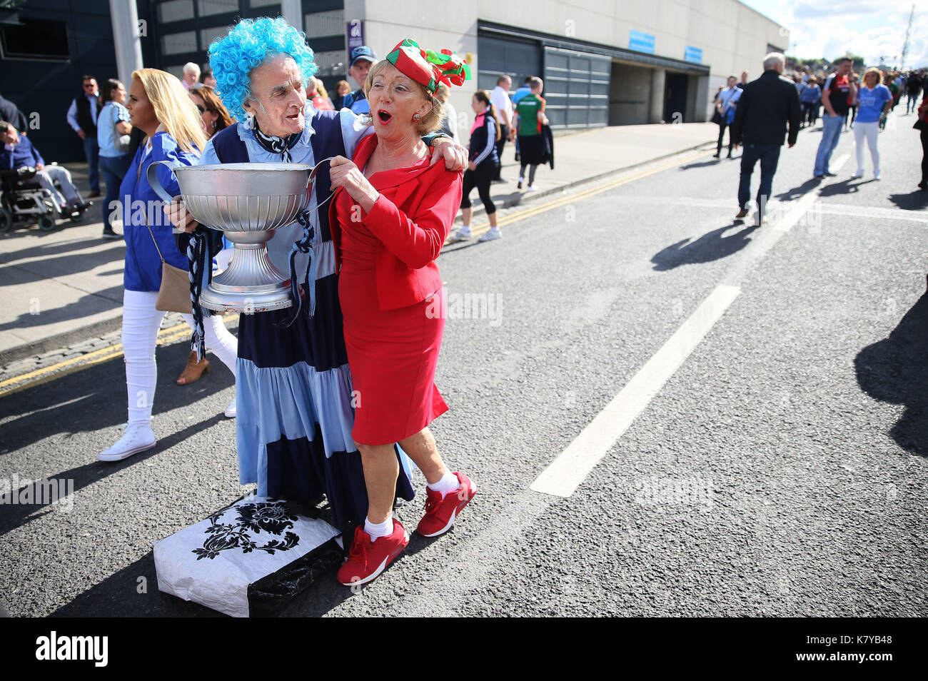 Molly Malone' (a sinistra) con un sostenitore Mayo su Jones Road davanti alla finale calcistica tutta irlandese tra Dublino e Mayo al Croke Park di Dublino. Foto Stock