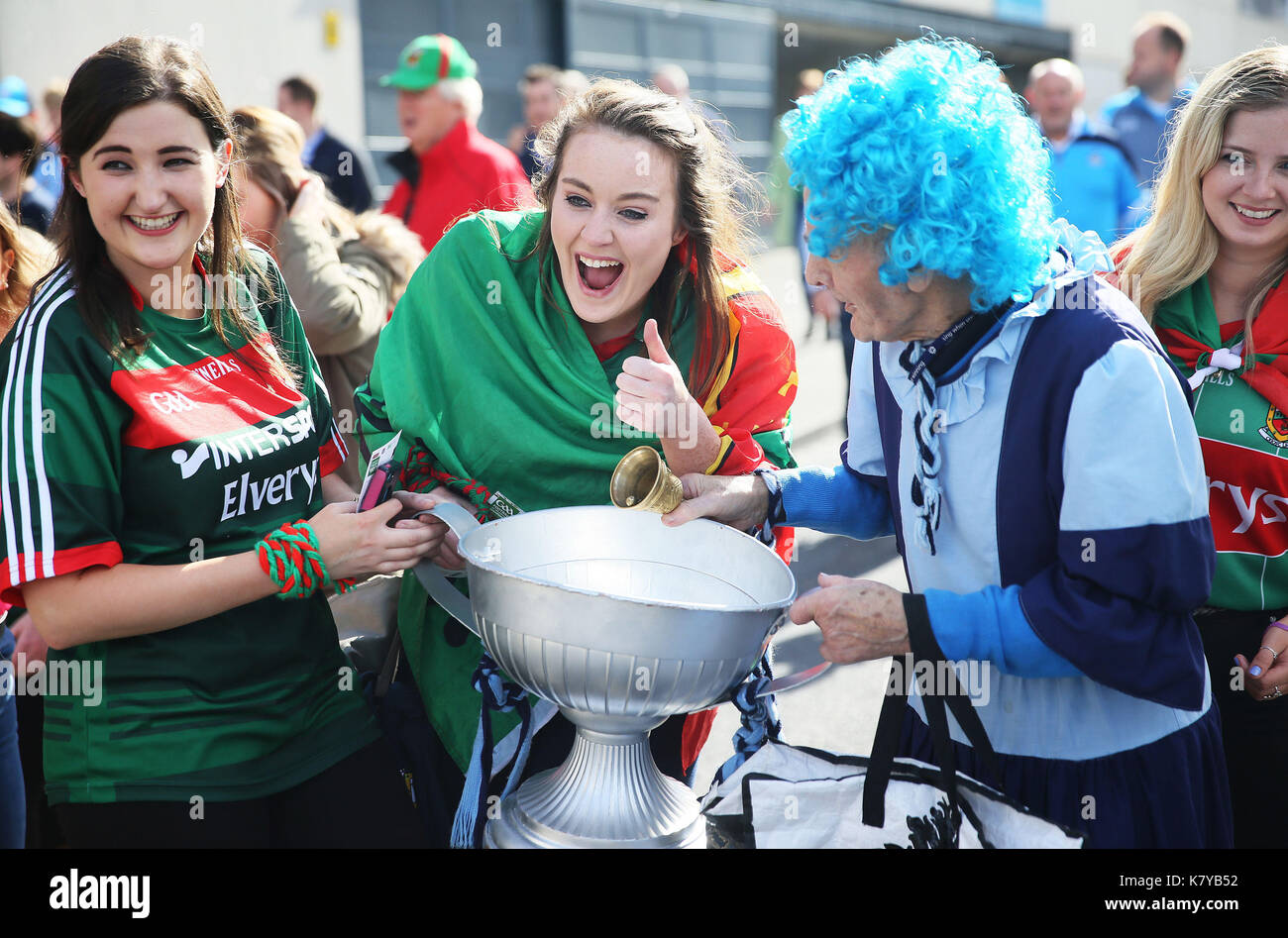 Sostenitori di Dublino e Mayo su Jones Road davanti alla finale calcistica tutta irlandese tra Dublino e Mayo al Croke Park di Dublino. Foto Stock