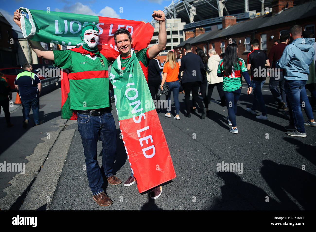 Mayo sostenitori su jones strada del tutto-Irlanda la finale del campionato di calcio tra Dublino e mayo a Croke Park di Dublino. Foto Stock