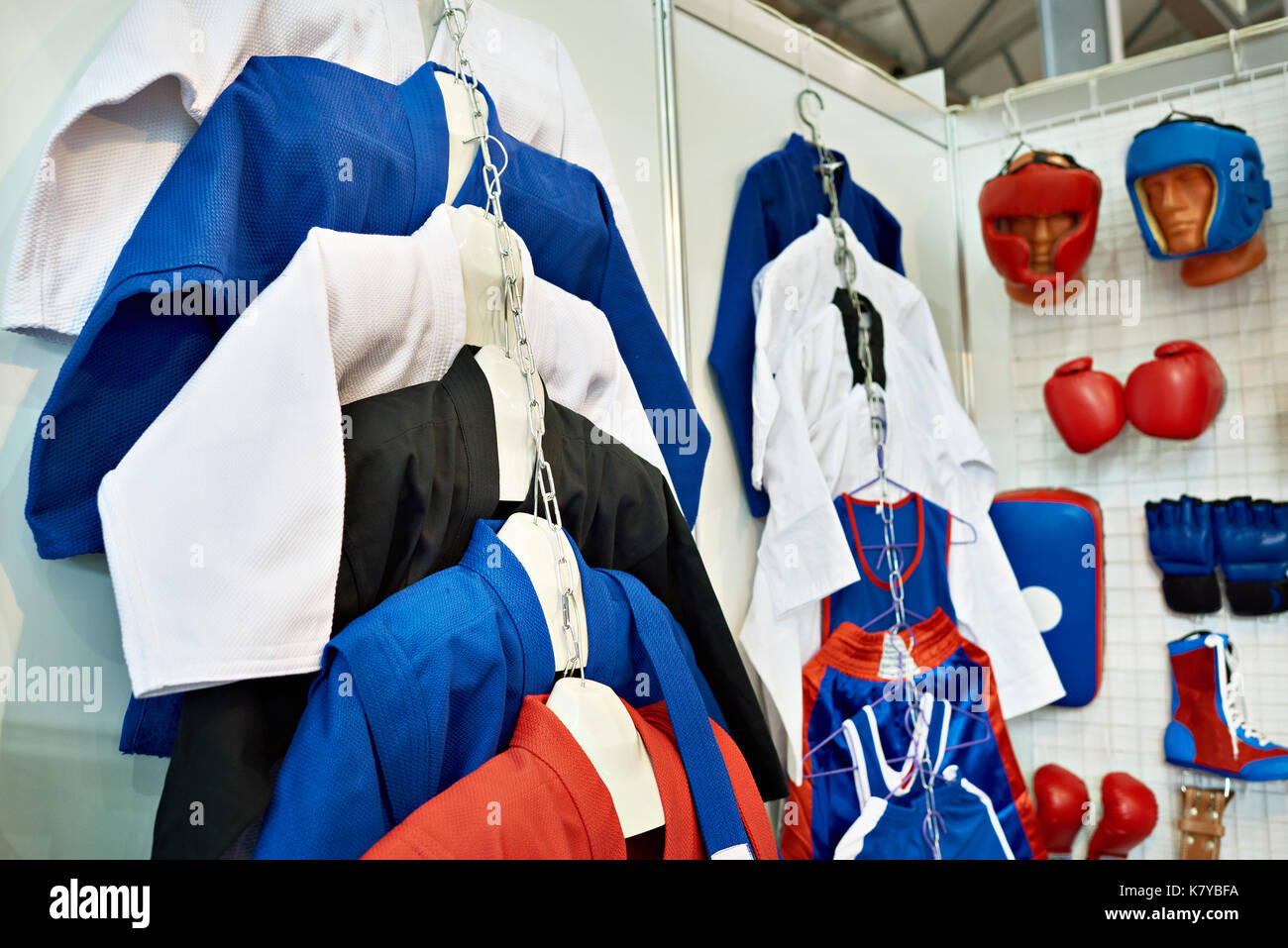 Abbigliamento e attrezzature per arti marziali in un negozio di articoli  sportivi Foto stock - Alamy