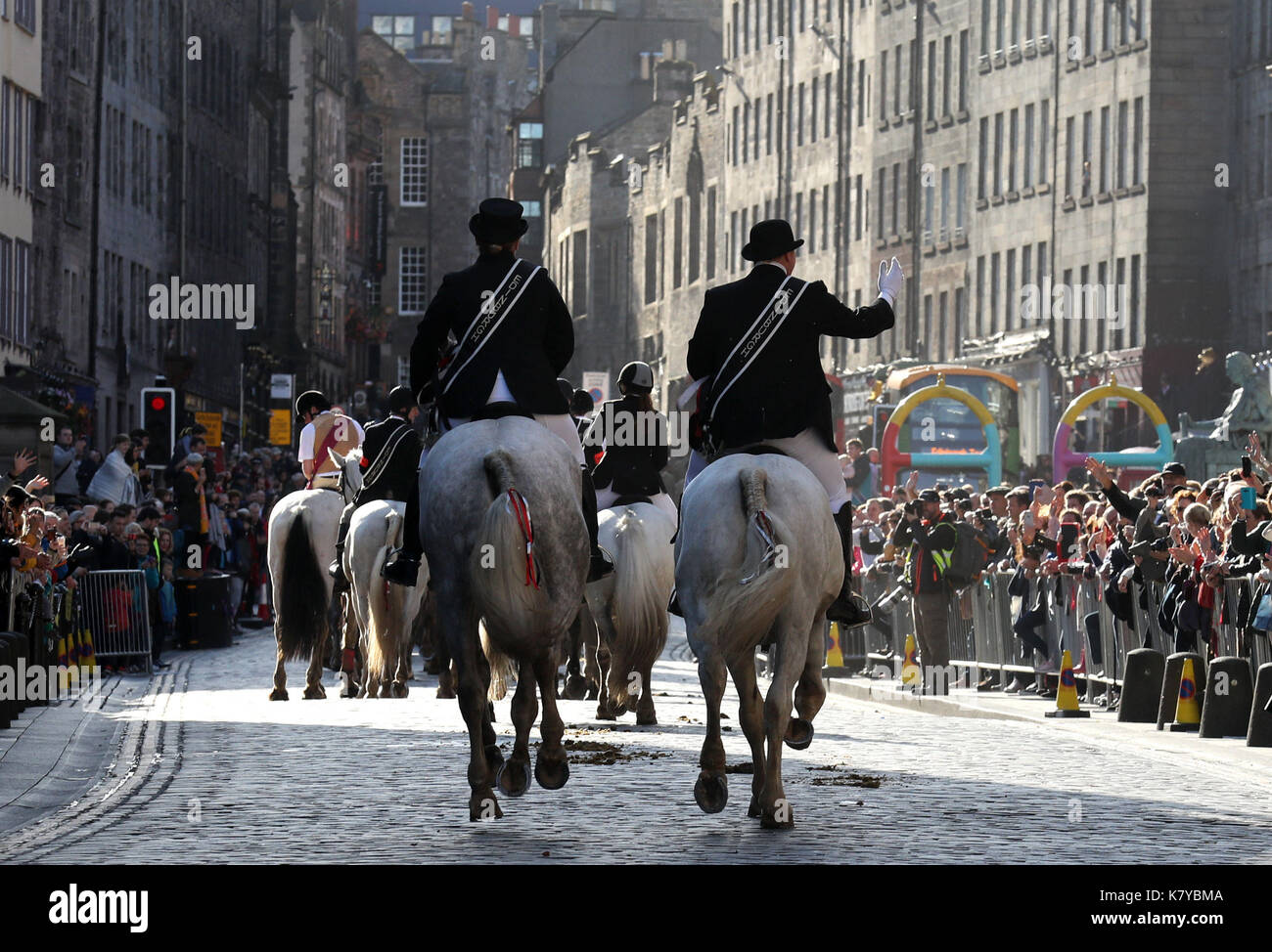 Piloti del cavallino prendere parte in Edinburgh a cavallo delle marche . prendendo le sue radici dalla storica grigliera comune di Scozia, oltre 280 cavalli cavalcare la antica Royal Mile. questa spettacolare Cavalcata è la rievocazione del ritorno del capitano della banda addestrati (responsabile di mantenere ordine entro la città) a Edimburgo con la tragica notizia della sconfitta nella battaglia di flodden in1513. Foto Stock