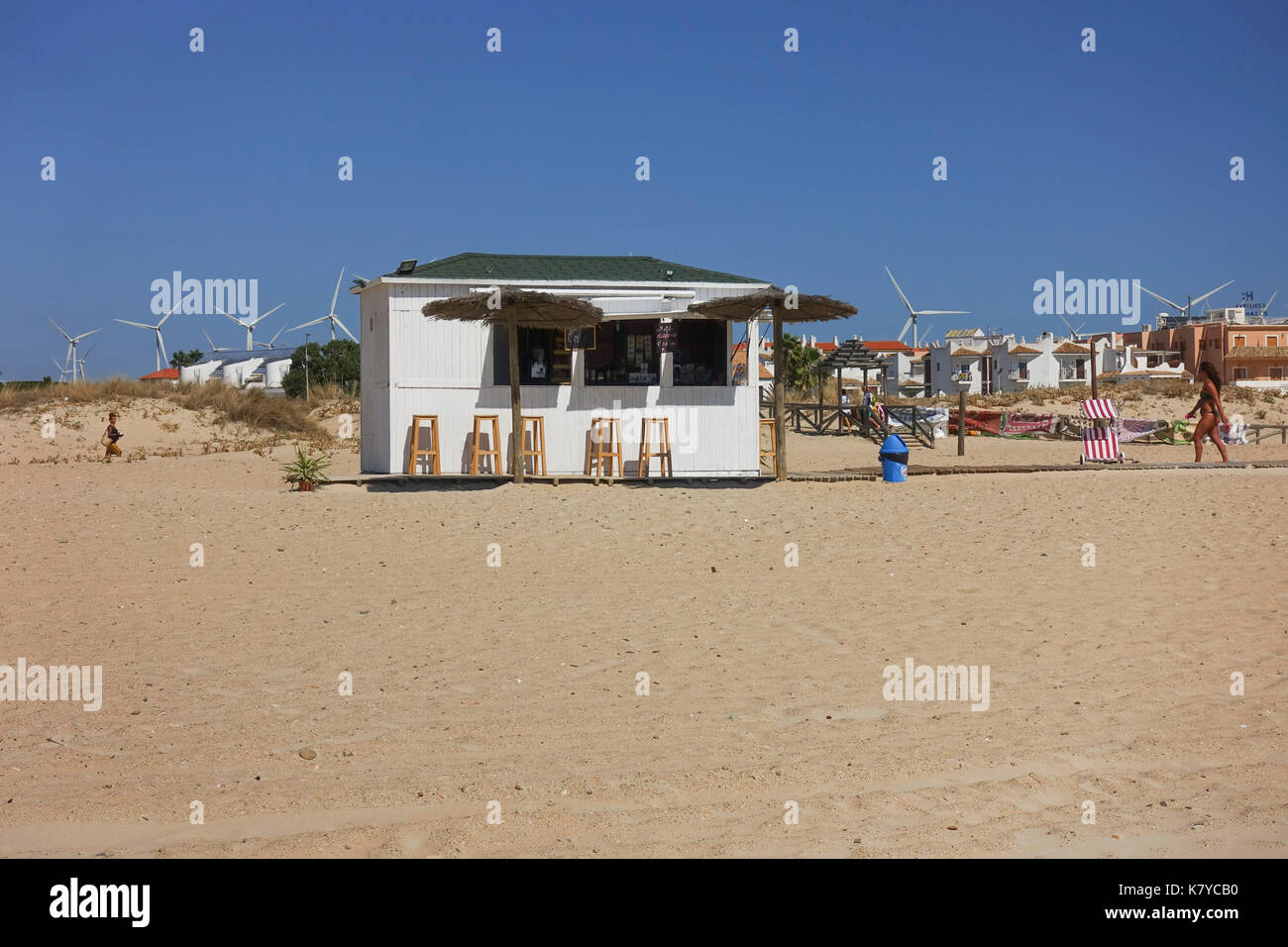 Capanna sulla spiaggia, bar a Zahara de los tunes, Andalusia, Spagna. Foto Stock