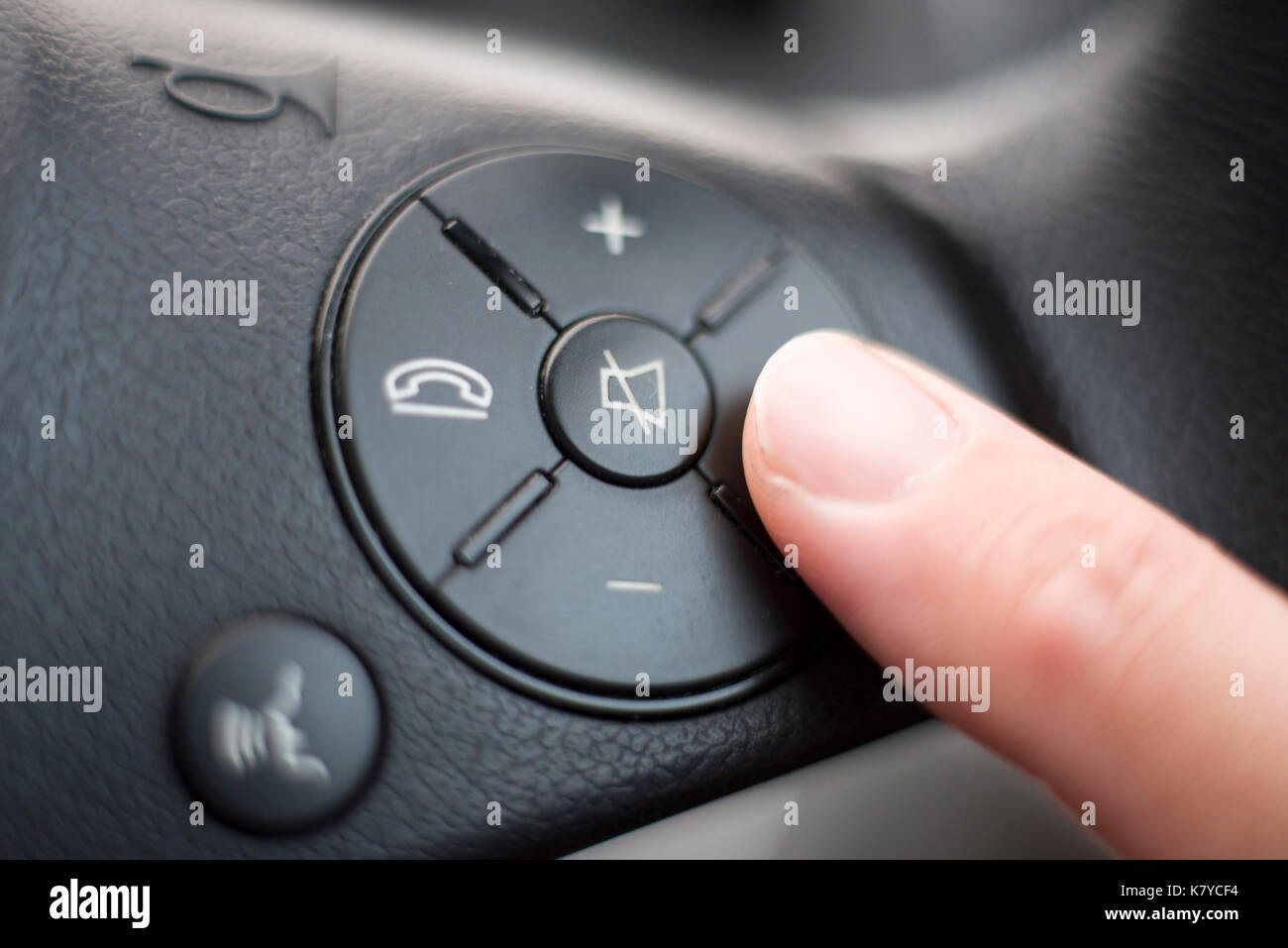 Controllo telefonico in auto Foto Stock
