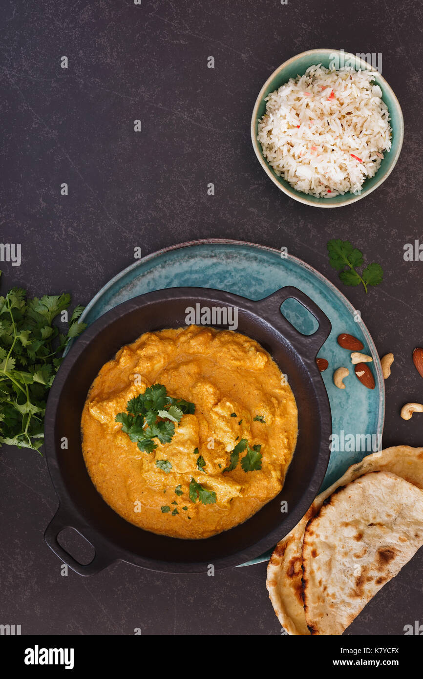 Le delizie indiane La korma di pollo con riso e burro naan, vista dall'alto Foto Stock