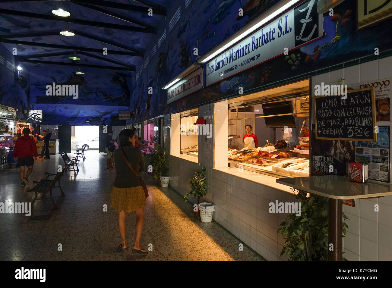 Zahara de los Atunes, pescivendoli all'interno Mercato Coperto, il Mercado de abastos, tonno, cibo, Andalusia, Spagna. Foto Stock