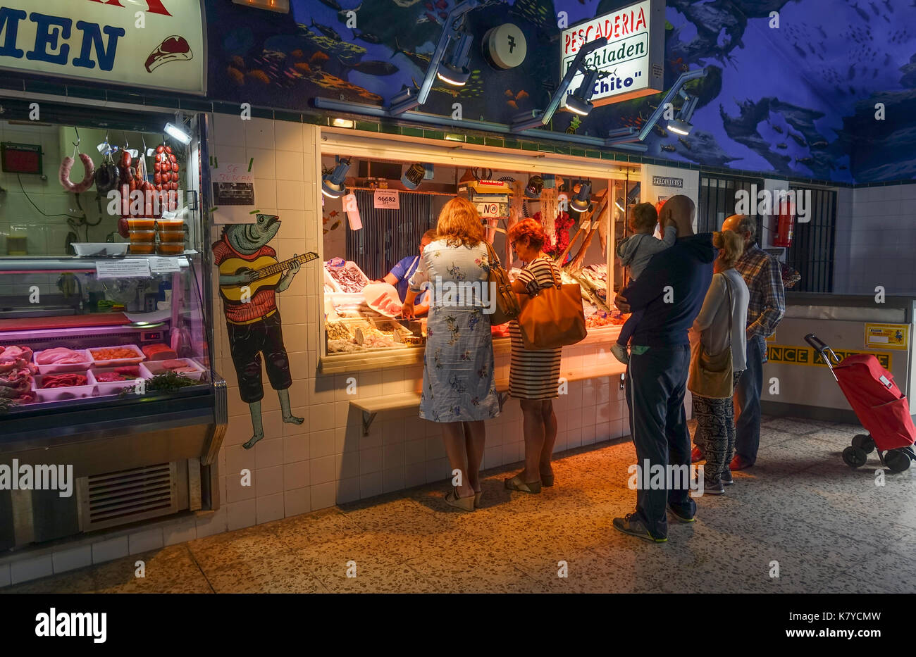 Zahara de los Atunes, pescivendoli all'interno Mercato Coperto, il Mercado de abastos, tonno, cibo, Andalusia, Spagna. Foto Stock