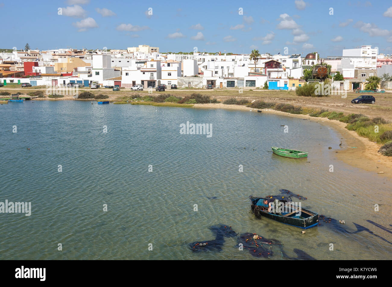 Barbate fiume, porto, la provincia di Cadiz Cadice. Il bianco villaggio costiero con il vecchio porto, porto e barche di fisher Foto Stock