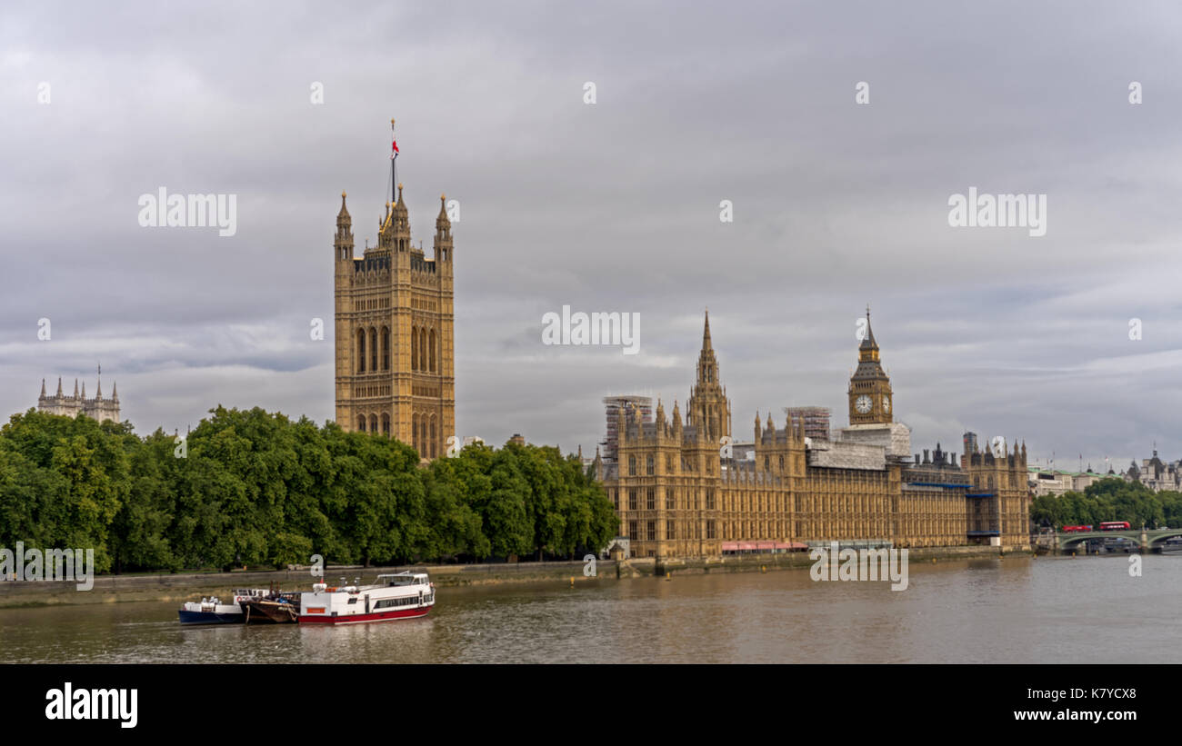 Di fronte al fiume del Palazzo di Westminster Foto Stock