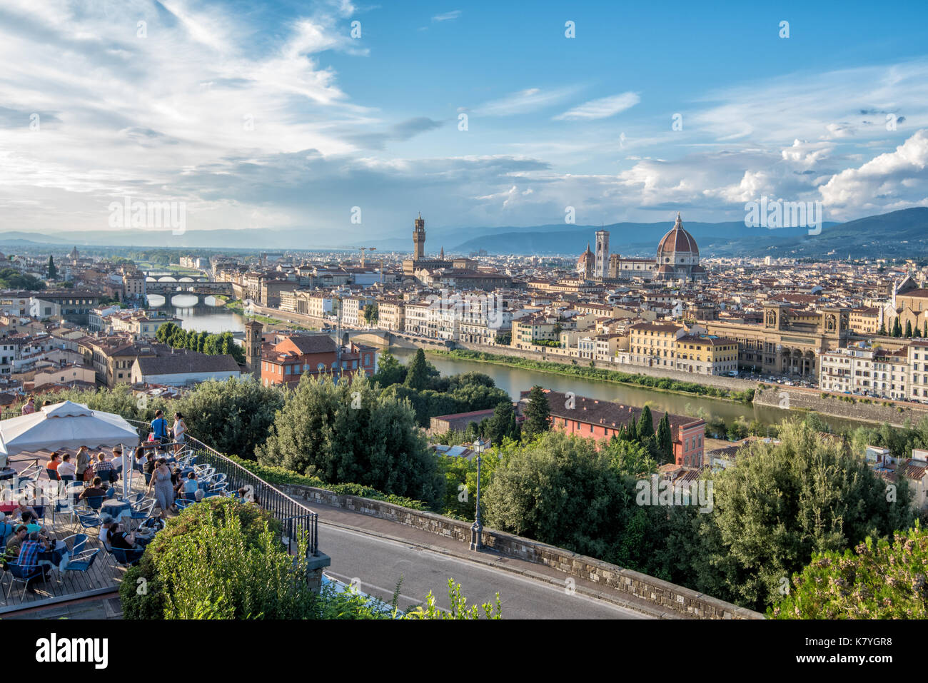 Vista aerea del fiume Arno e a Firenze dal Piazzale Michelangelo. Firenze è una delle principali destinazioni turistiche in Italia. Foto Stock