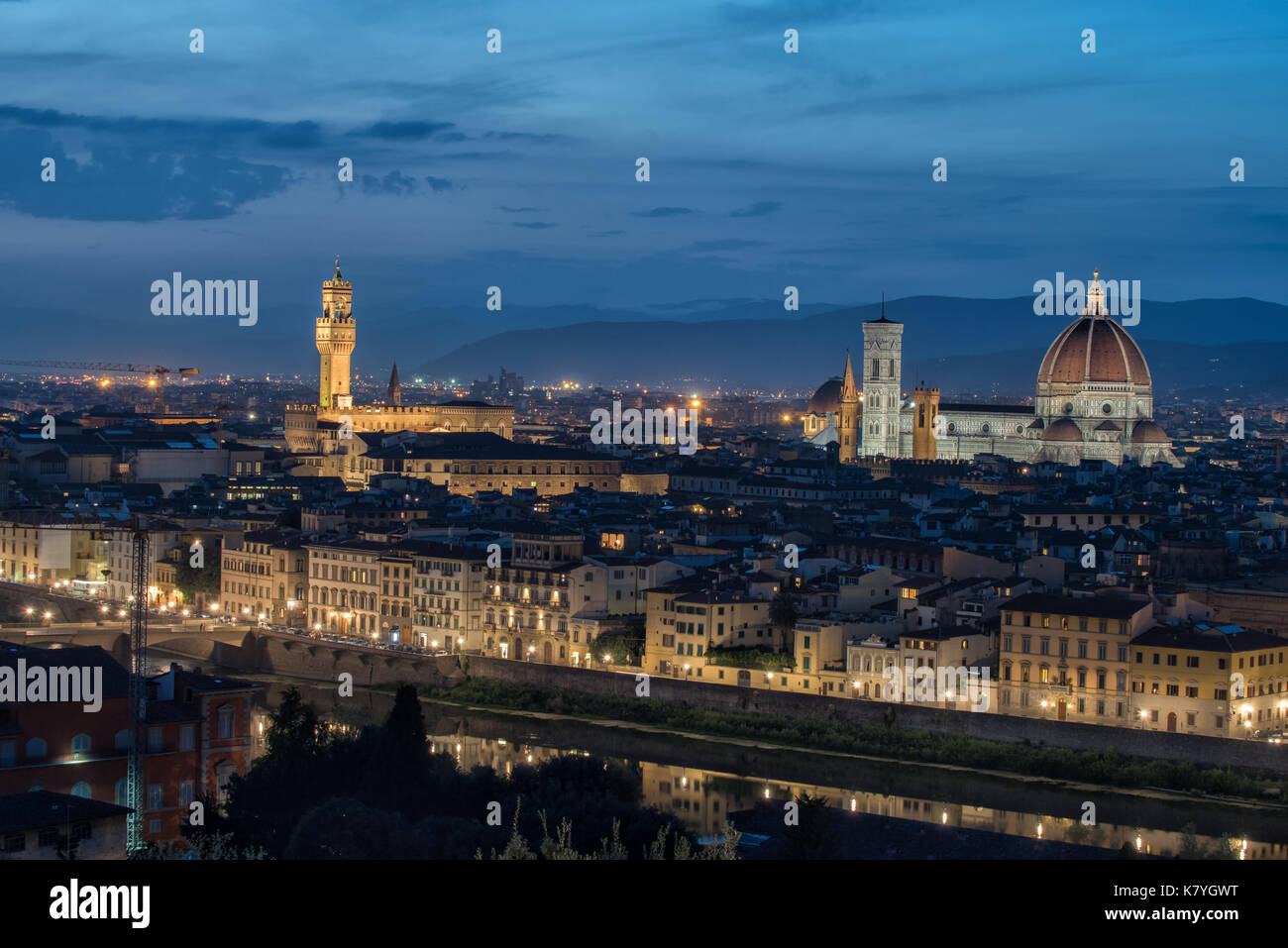 Vista aerea del fiume Arno e Firenze dal Piazzale Michelangelo di notte. Firenze è una delle principali destinazioni turistiche in Italia. Foto Stock