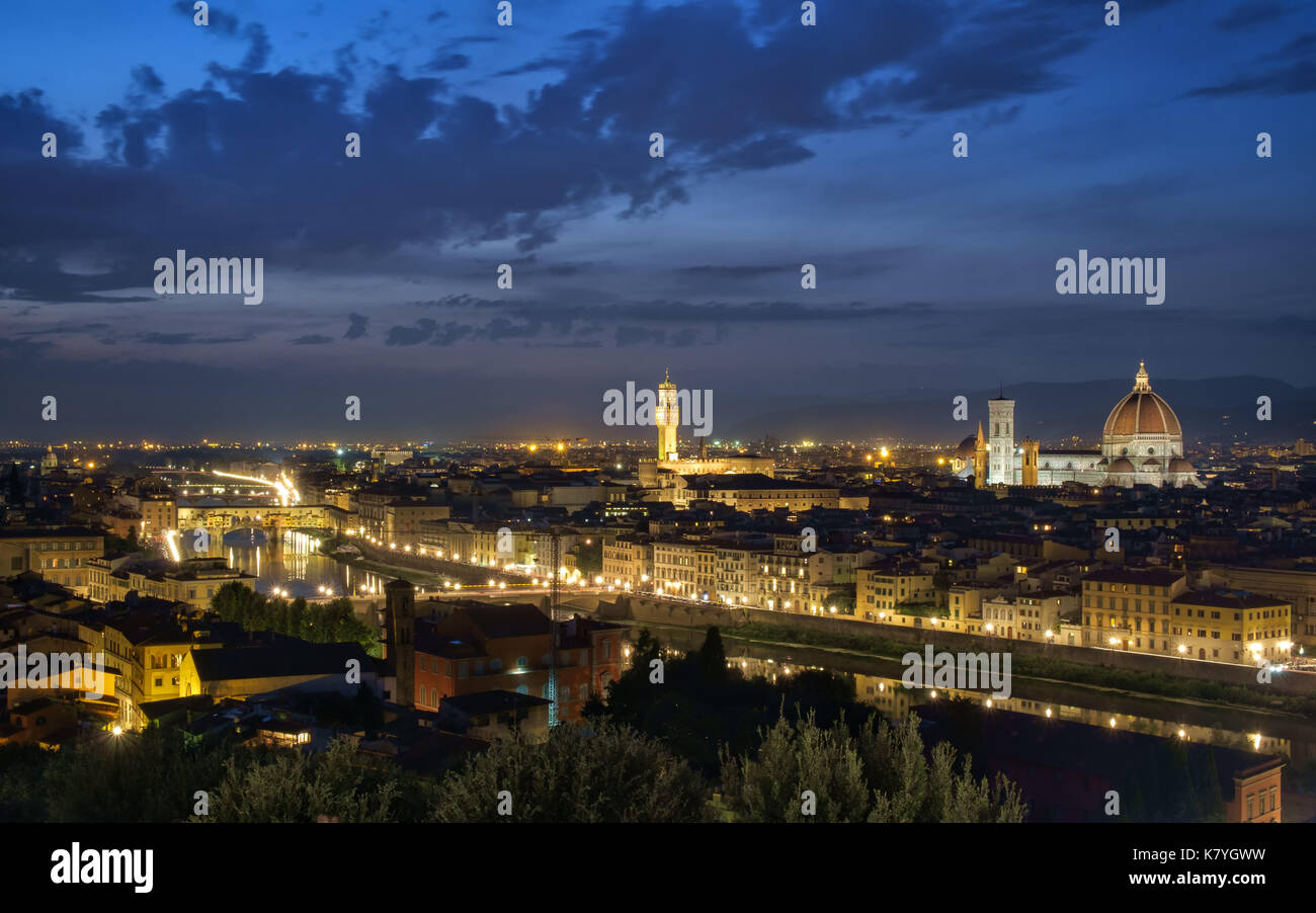Vista aerea del fiume Arno e Firenze dal Piazzale Michelangelo di notte. Firenze è una delle principali destinazioni turistiche in Italia. Foto Stock