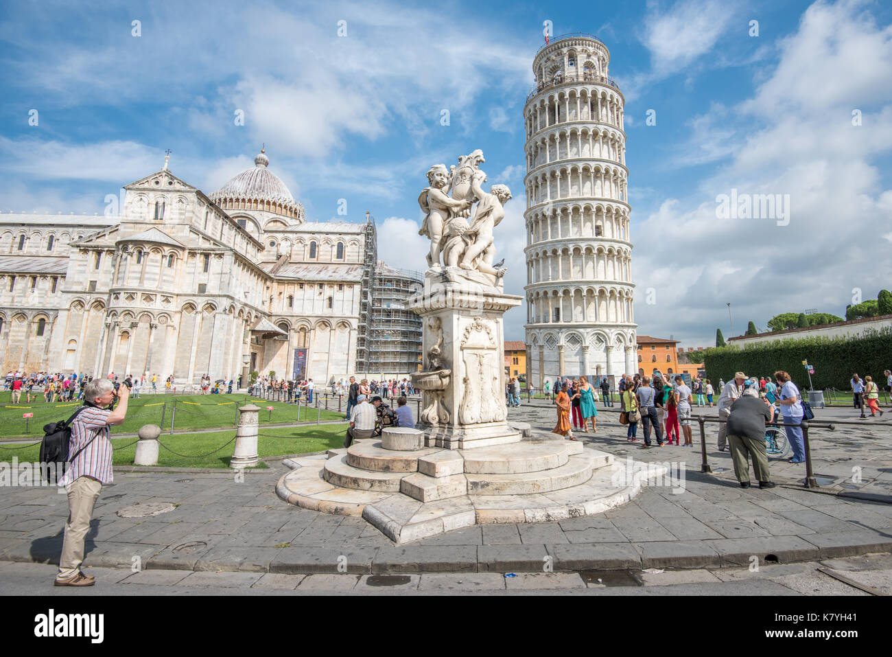 La famosa piazza dei Miracoli di Pisa in Toscana. La costruzione della cattedrale fu iniziata nel 1064. Foto Stock