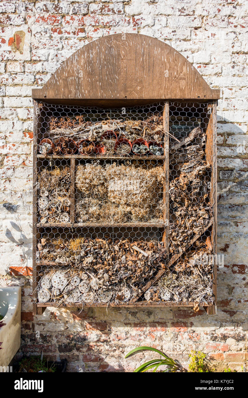 Bug Hotel,insetti e Bumble Bee,grande,Godinton House,giardino murato,Hothfield,Kent,l'Inghilterra,UK Foto Stock