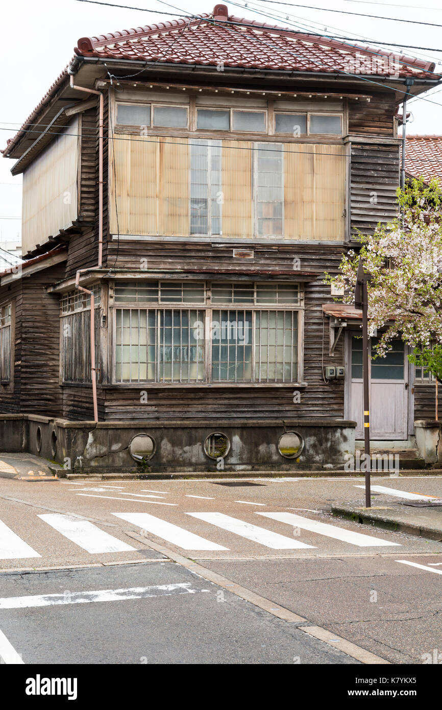 Giappone, Kanazawa, Higashi Chaya distretto turistico. Edo tradizionale stile in legno casa con attraversamento stradale in primo piano. Foto Stock