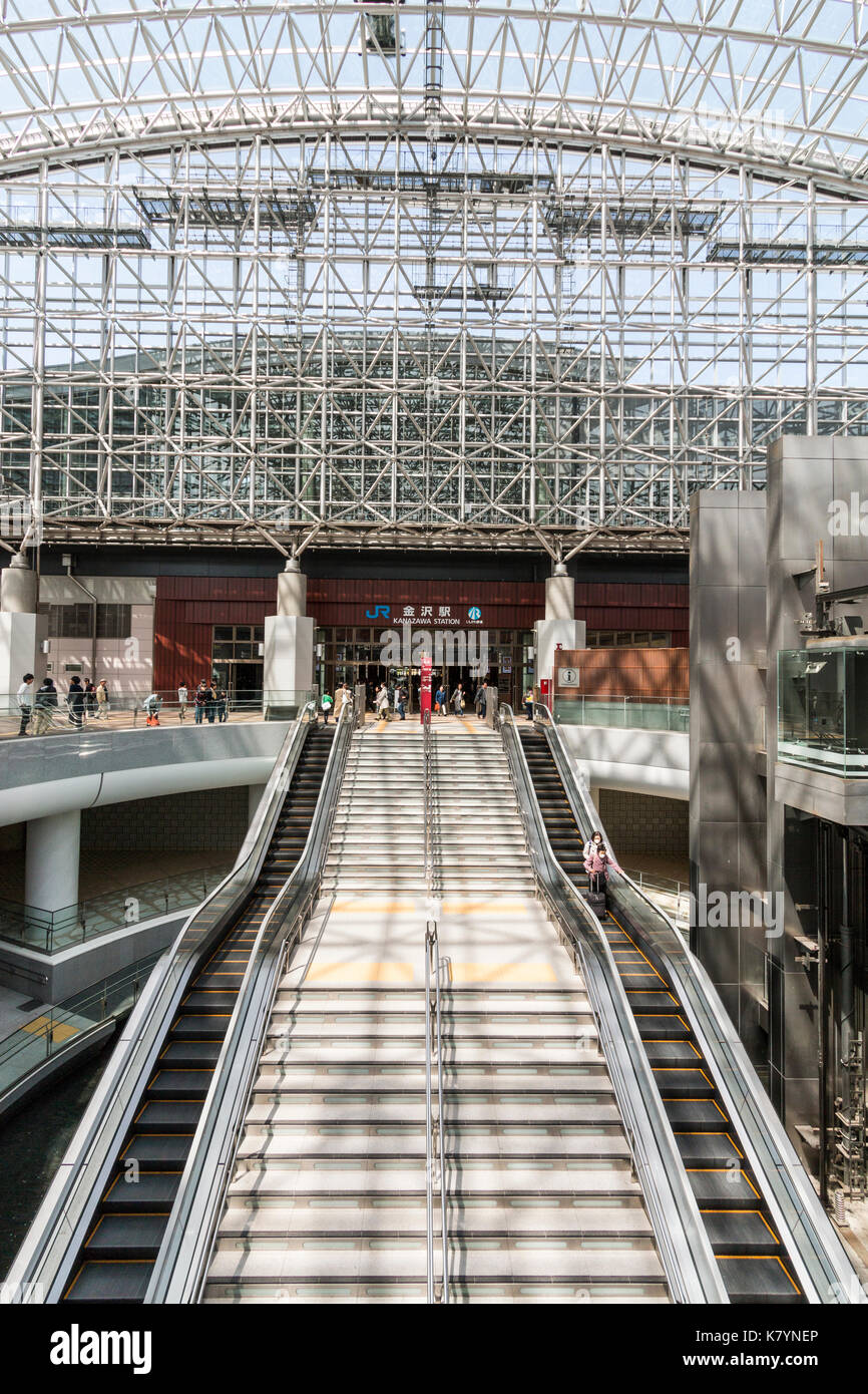 Giappone, Kanazawa stazione ferroviaria. Motenashi Dome, interno. Gradini larghi per la metropolitana, con ingresso alla stazione principale di cui sopra. La cupola è di vetro. Ore diurne. Foto Stock