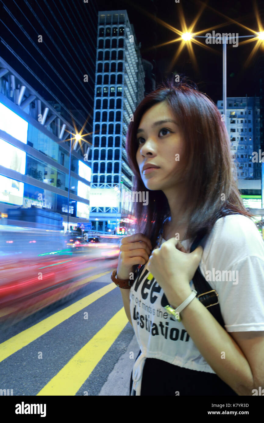 Ragazza di viaggio persi in città, in piedi in strada Foto Stock