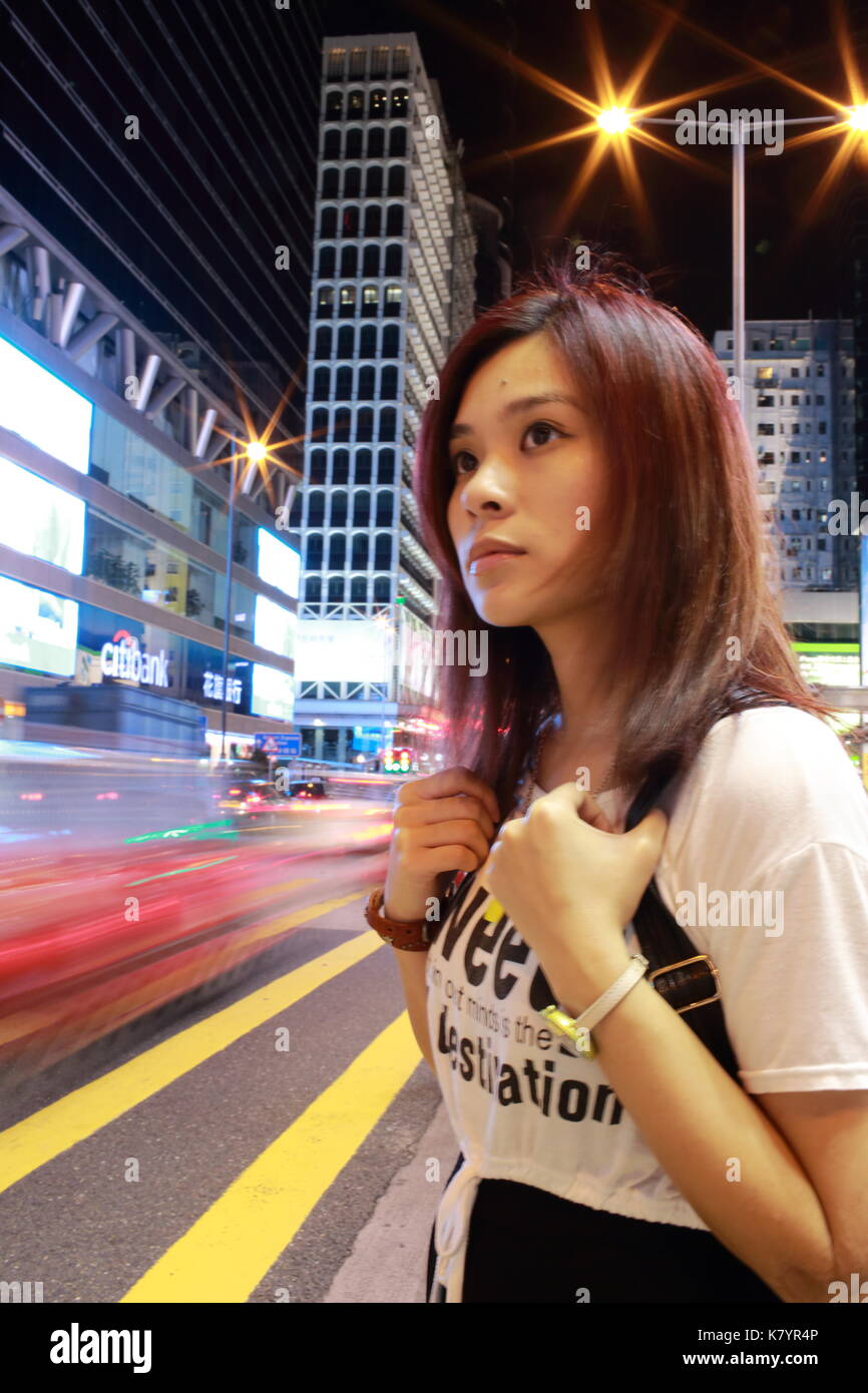Ragazza di viaggio persi in città, in piedi in strada Foto Stock