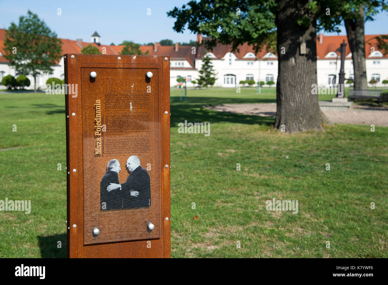 Immagine del primo ministro polacco Tadeusz Mazowiecki e il cancelliere tedesco Helmut Kohl durante la riconciliazione Messa nel Palazzo Krzyzowa nel 1989 in Krz Foto Stock