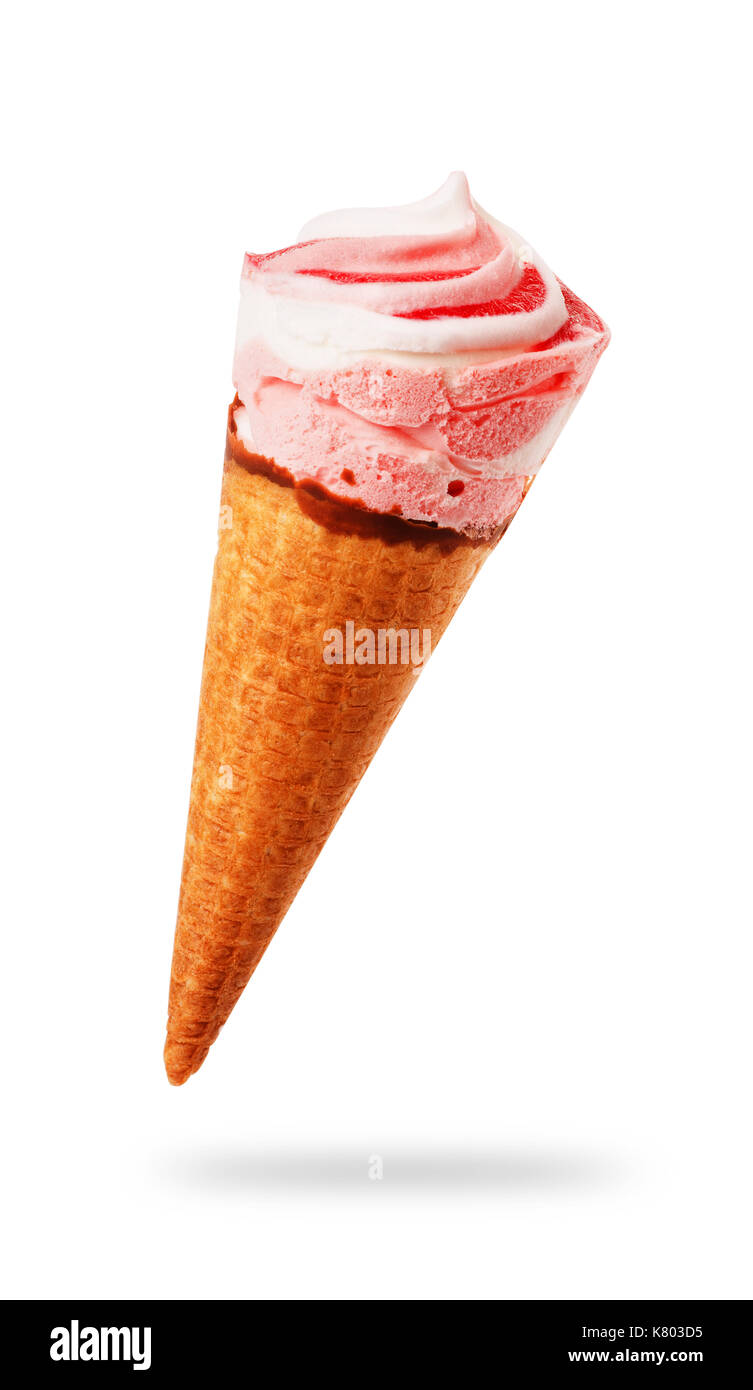 Gelato alla fragola con cono isolato su sfondo bianco Foto Stock