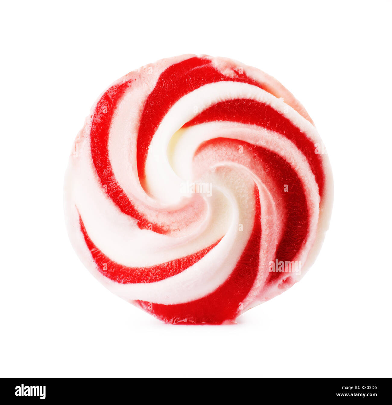 Twisted gelato con confettura di lamponi isolati su sfondo bianco Foto Stock