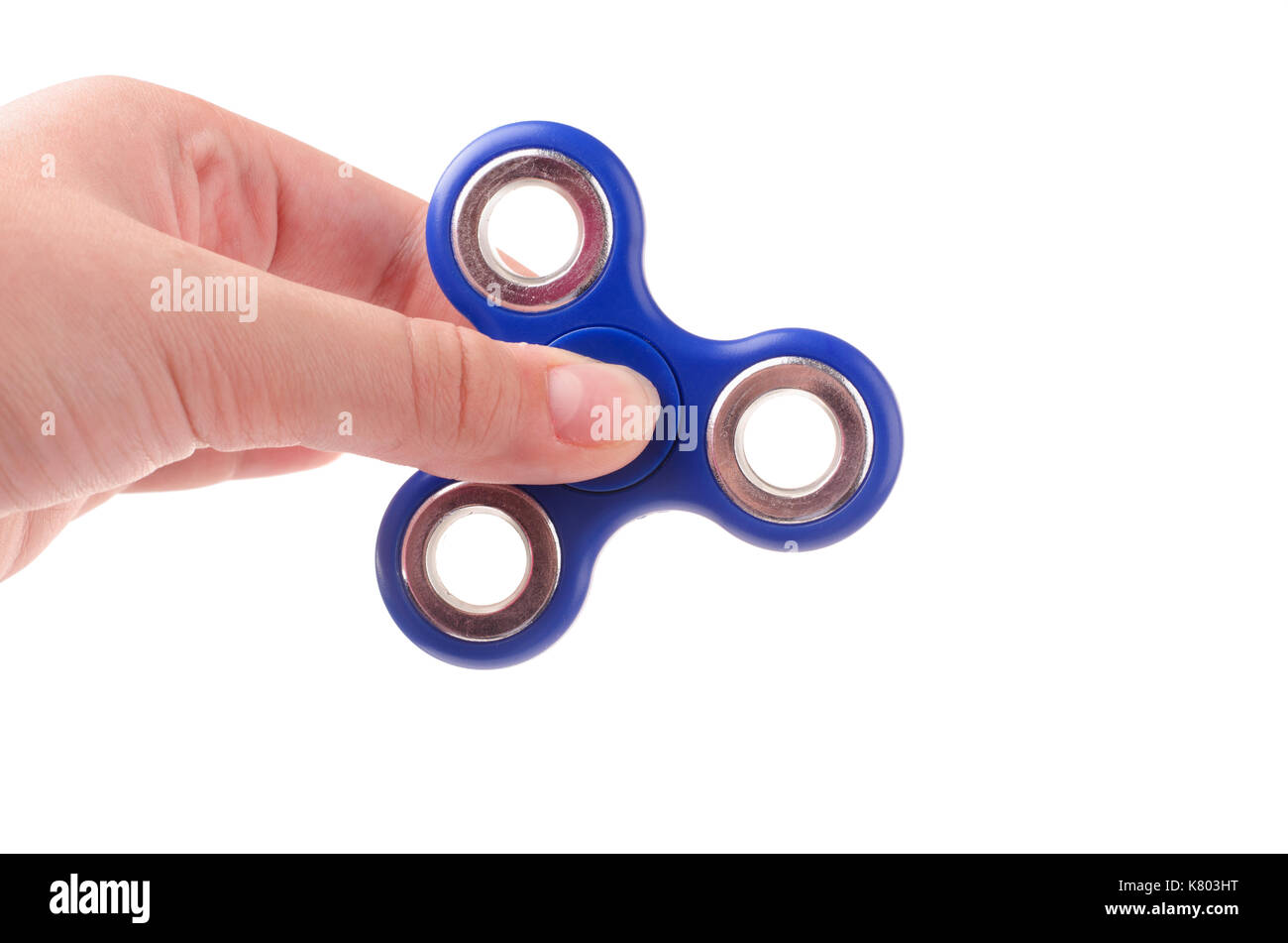 La mano della bambina azienda blu popolare agitano: spinner toy isolato su uno sfondo bianco Foto Stock