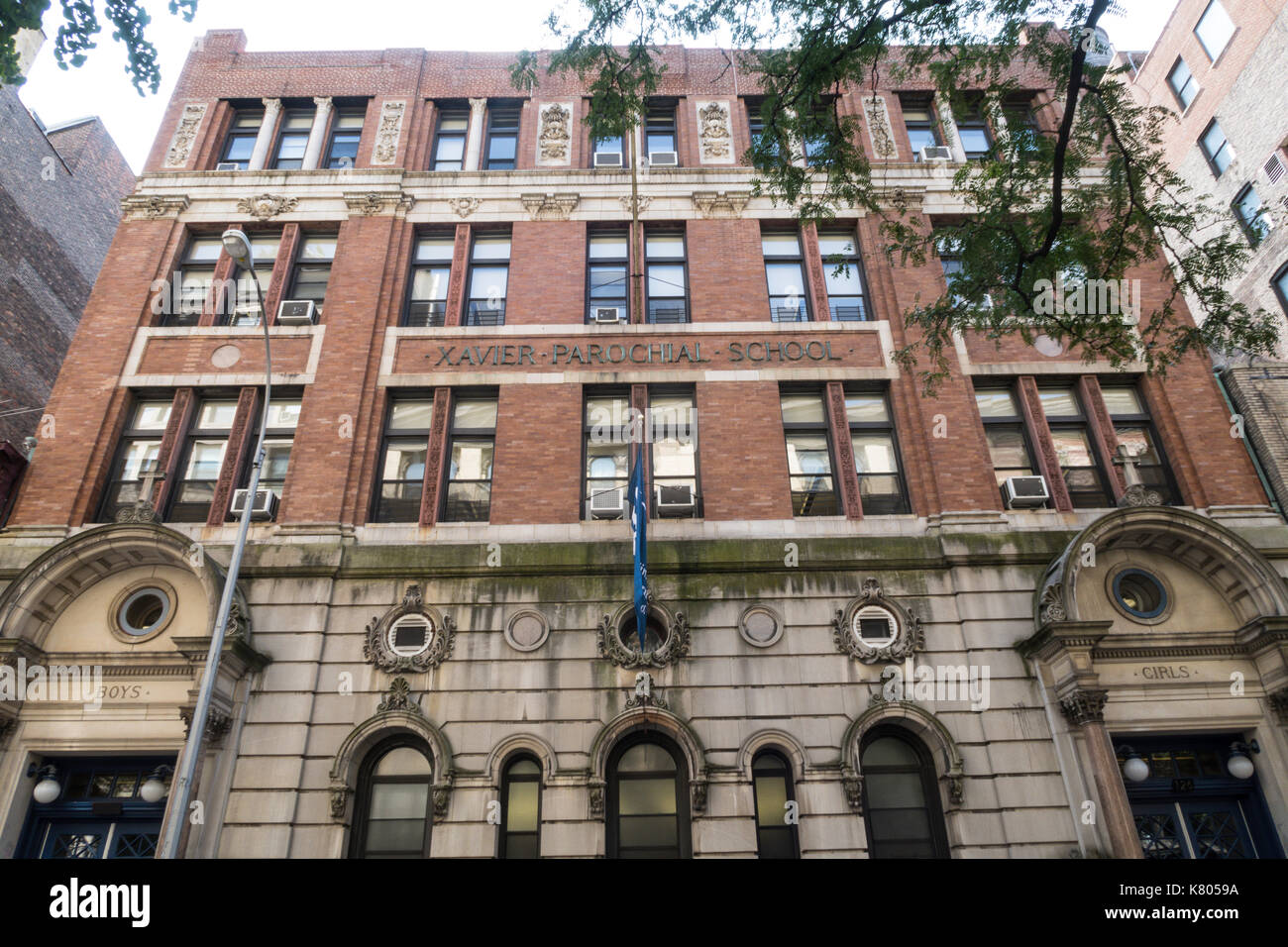 Esterno della scuola parrocchiale di Xavier, New York, USA Foto Stock