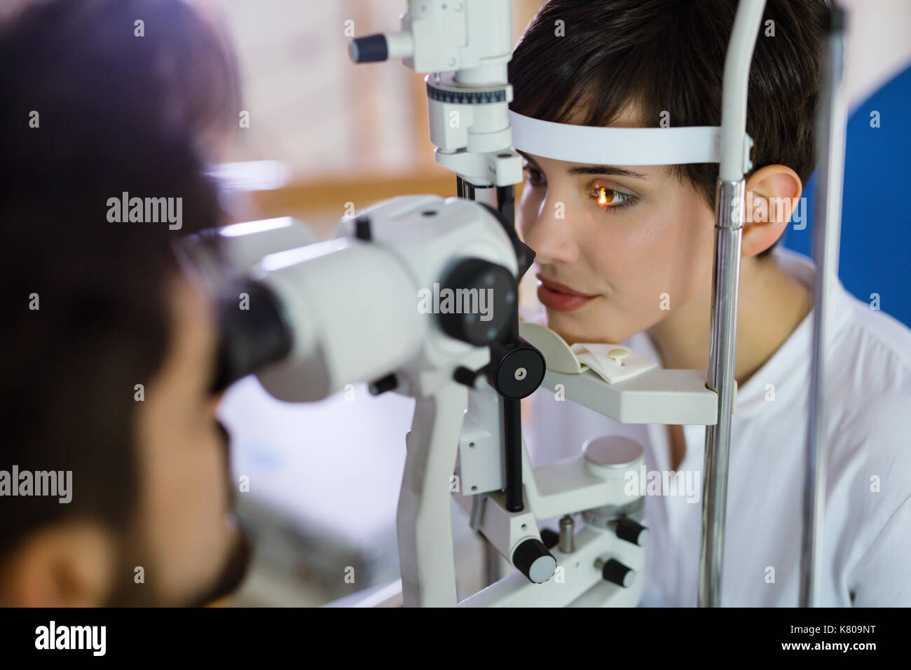Controllare la vista in una clinica oculistica. medicina e concetto di salute. Foto Stock