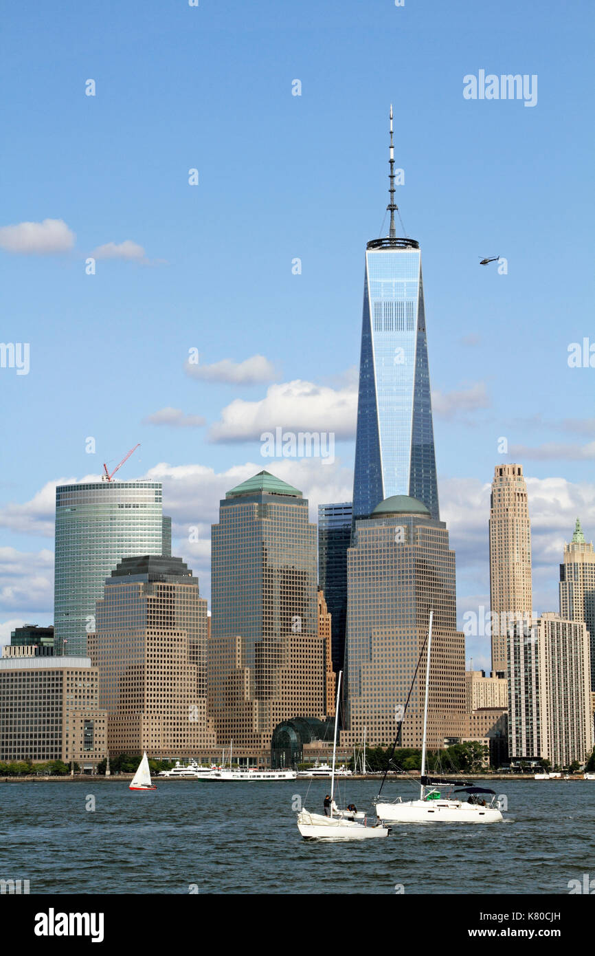 Torre di libertà e la parte inferiore di Manhattan come visto da Liberty State Park, Jersey City, New Jersey, STATI UNITI D'AMERICA Foto Stock