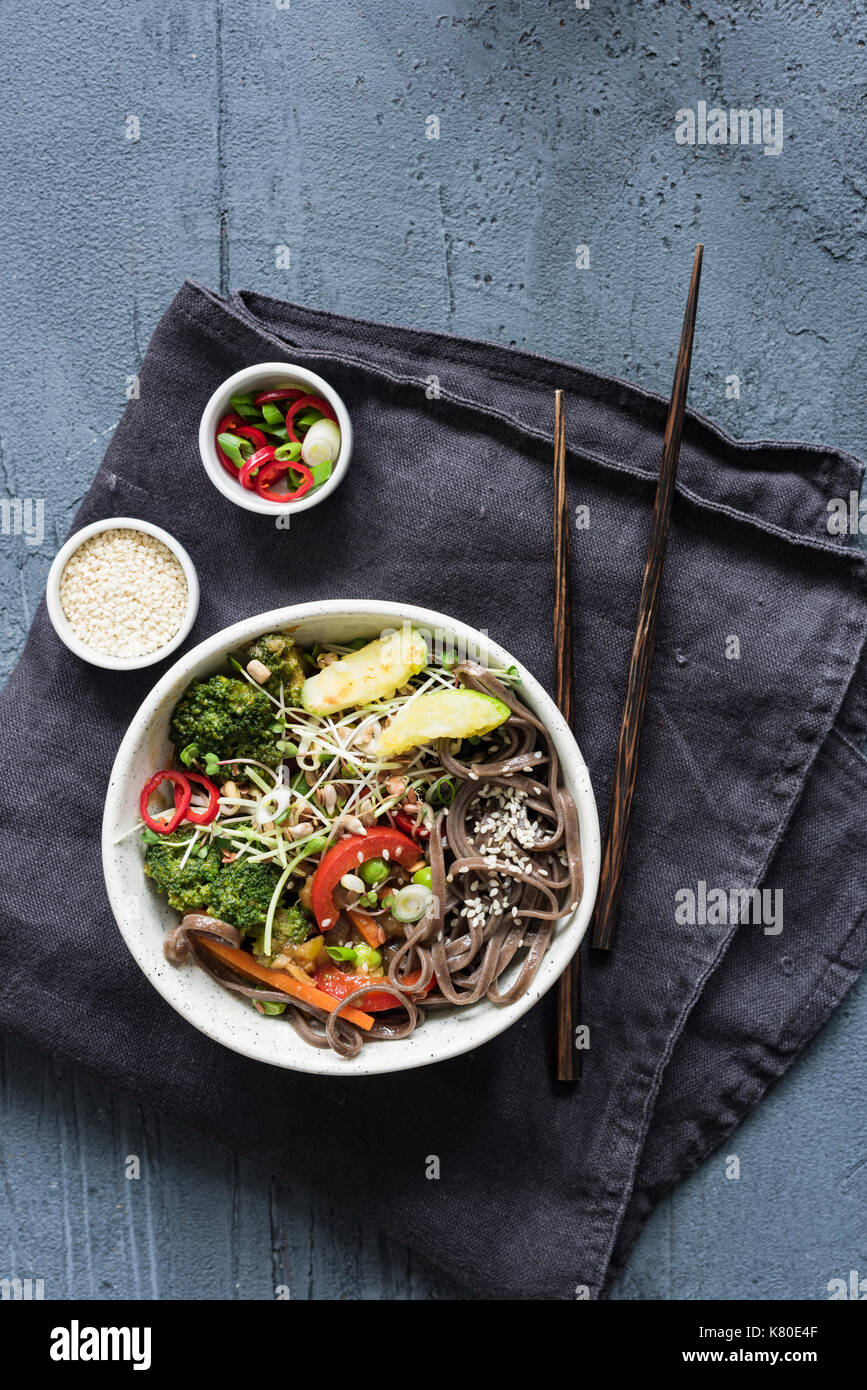 Soba Noodles ortaggio stir fry nella ciotola. table top view, compisition verticale Foto Stock