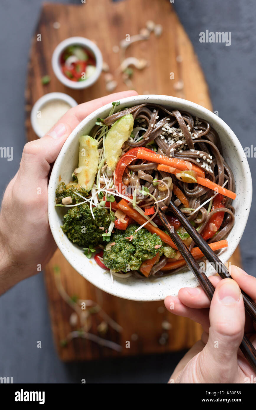 Mangiare Soba Noodles ortaggio STIR FRY. primo piano Foto Stock