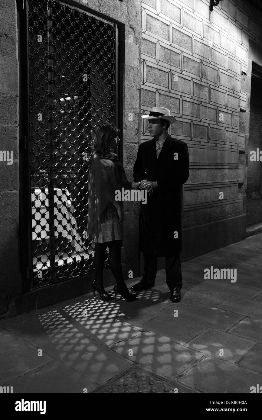 In bianco e nero film noir immagine di uomo e donna in luce artificiale Foto Stock