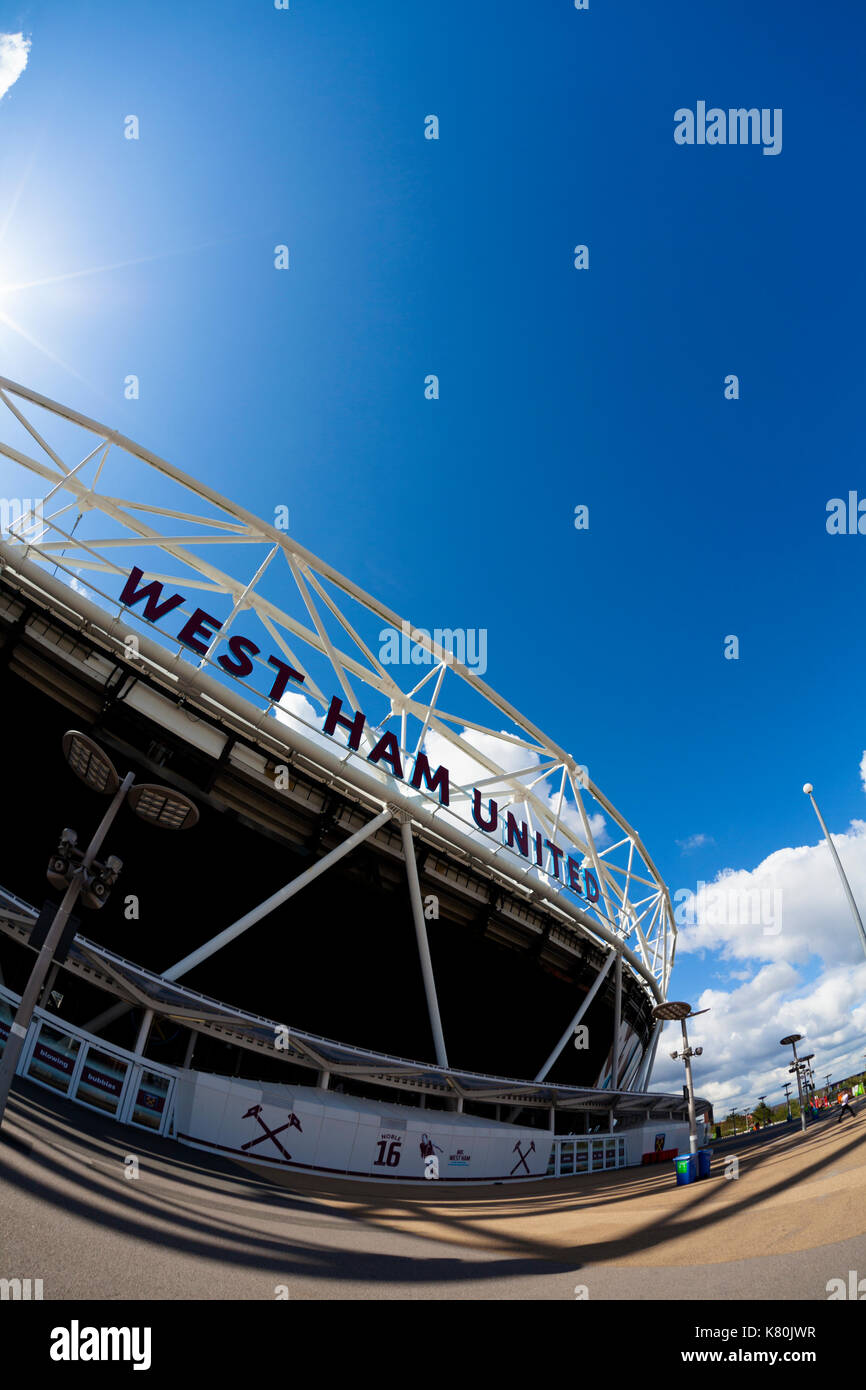 Il London Stadium presso la Queen Elizabeth Olympic Park di marca come la casa del West Ham United Football Club di Londra, Regno Unito. Obiettivo Fisheye. Foto Stock