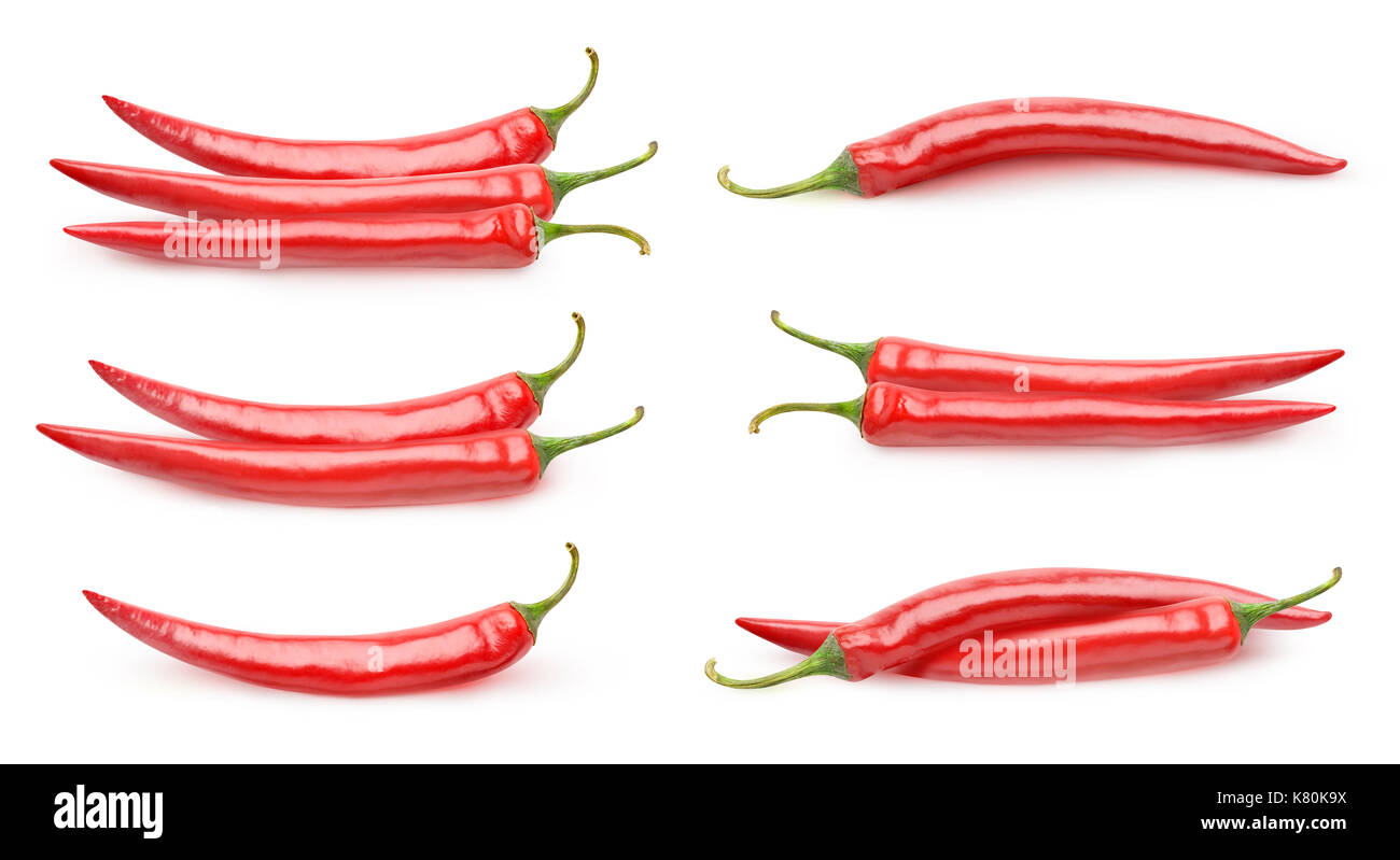 Peperoni isolato. raccolta delle pile di peperoncino isolato su sfondo bianco con tracciato di ritaglio Foto Stock