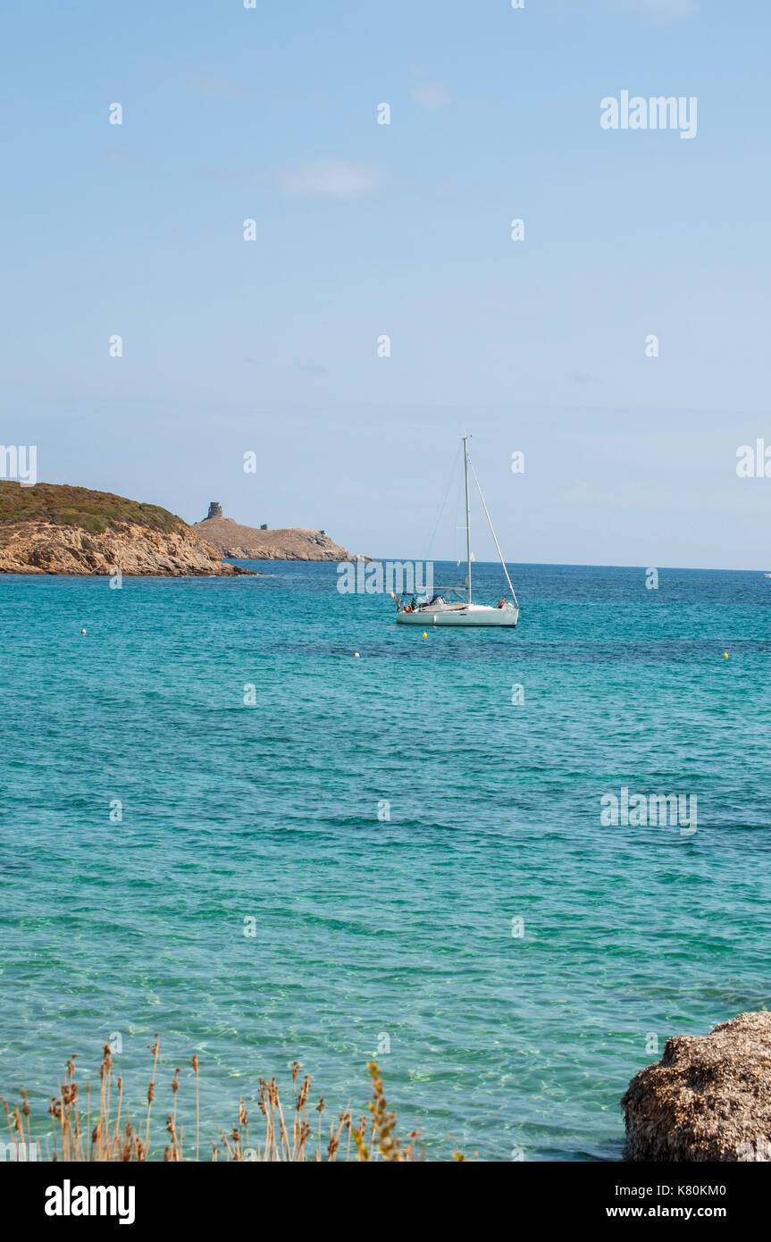 Corsica: barca a vela nel Mediterraneo sul Cap corse, vista della riserva naturale di Les Iles finocchiarola (a terra, mezzana, finocchiarola) Foto Stock