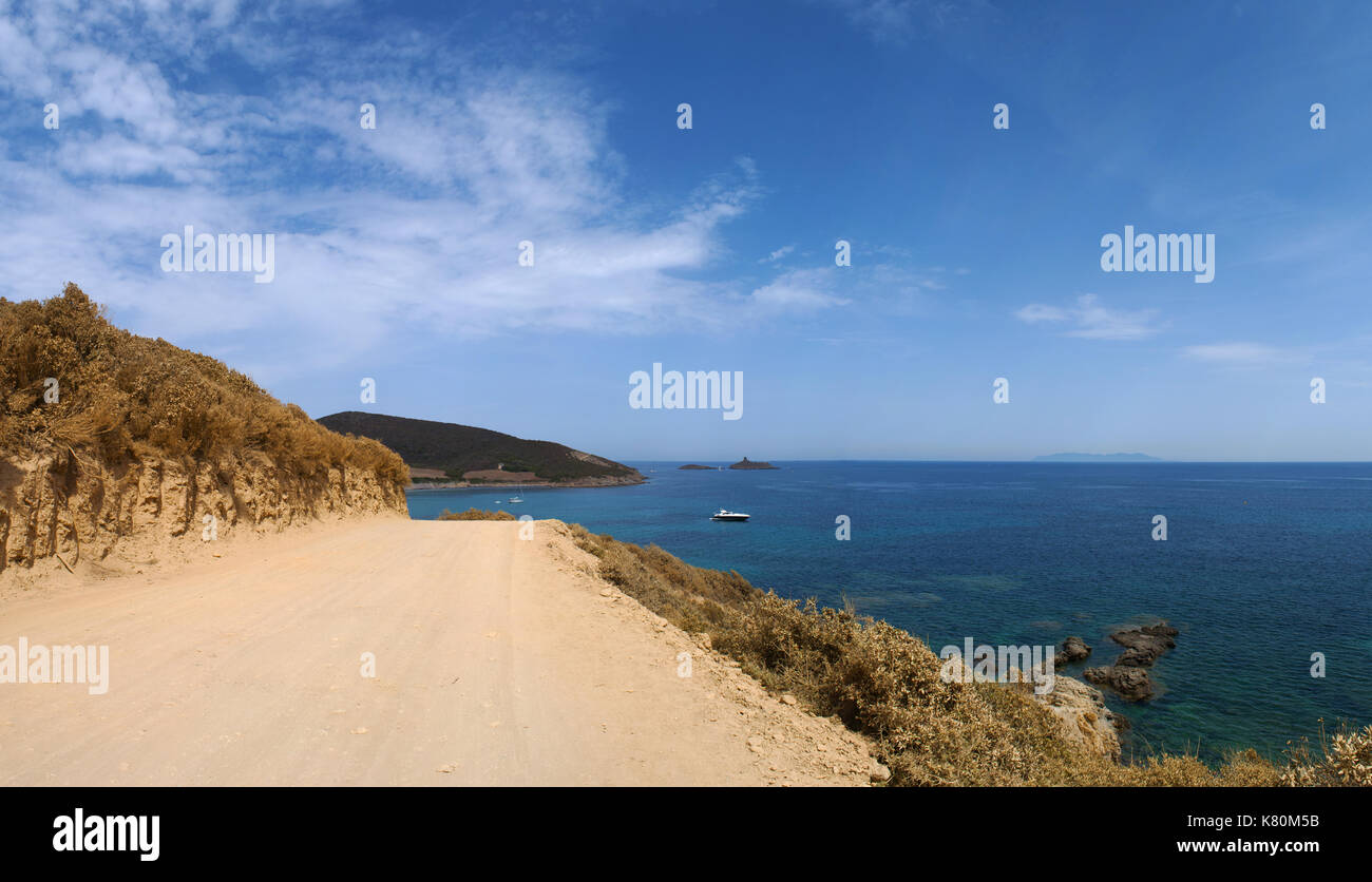 Corsica: la strada sterrata a plage de tamarone, uno dei più famosi e selvaggio spiagge di Cap Corse con sabbia, icky da calette e macchia mediterranea Foto Stock