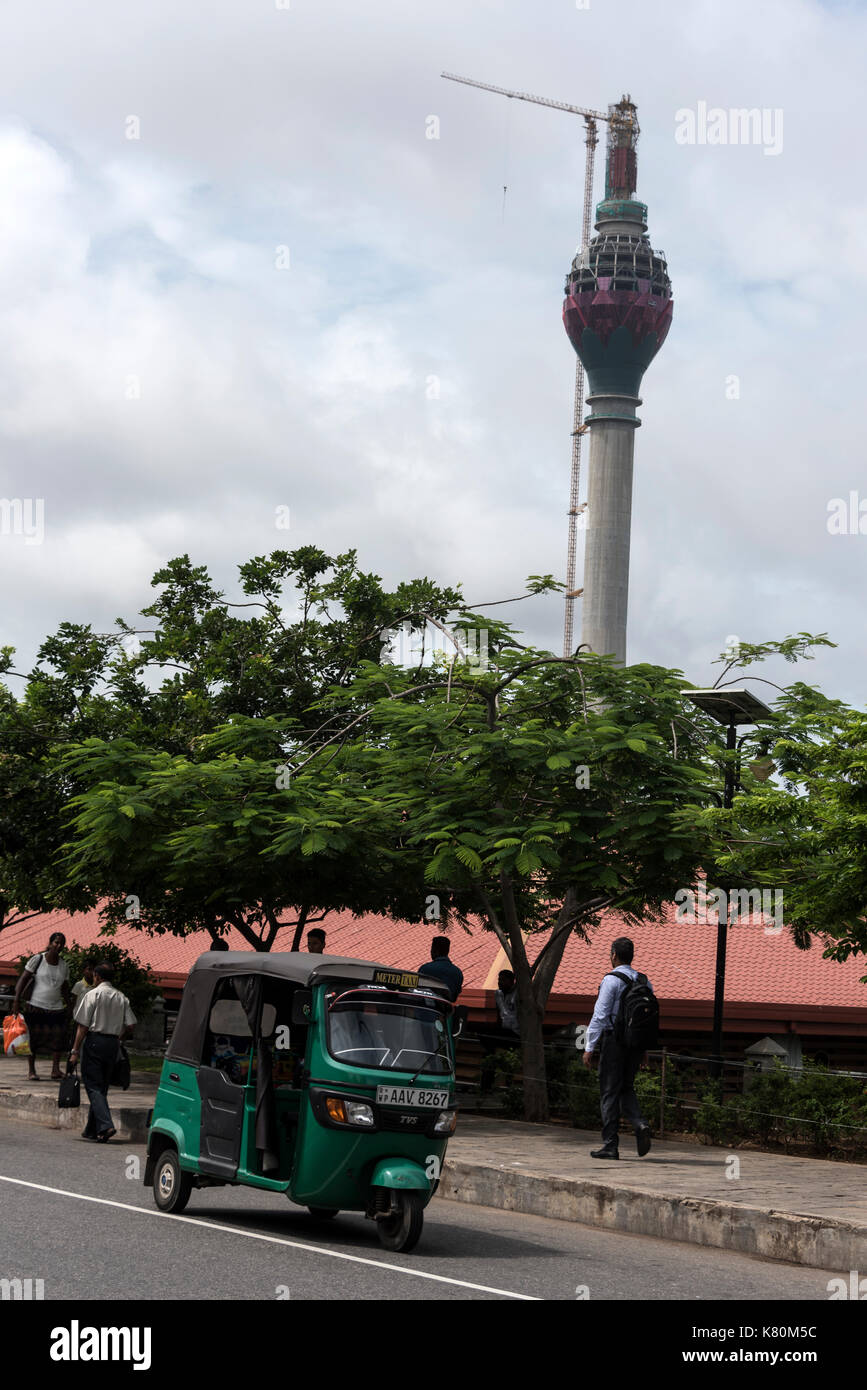 In costruzione è il (colombo lotus torre vicino al pettah mercato galleggiante situato in Pettah, un distretto di Colombo, Sri lanka. La costruzione Foto Stock