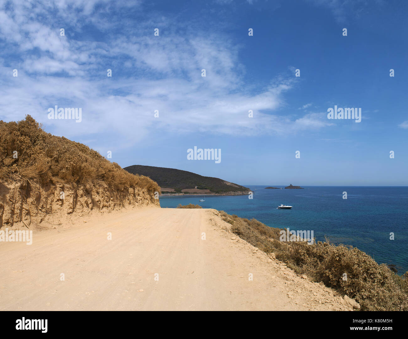 Corsica: la strada sterrata a plage de tamarone, uno dei più famosi e selvaggio spiagge di Cap Corse con sabbia, icky da calette e macchia mediterranea Foto Stock