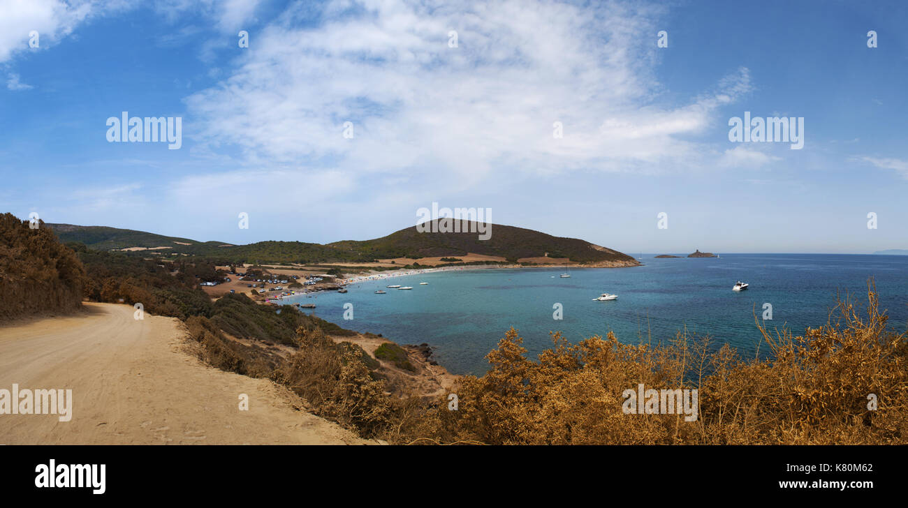 Corsica: la strada sterrata a plage de tamarone, uno dei più famosi e selvaggio spiagge di Cap Corse con sabbia, icky da calette e macchia mediterranea Foto Stock