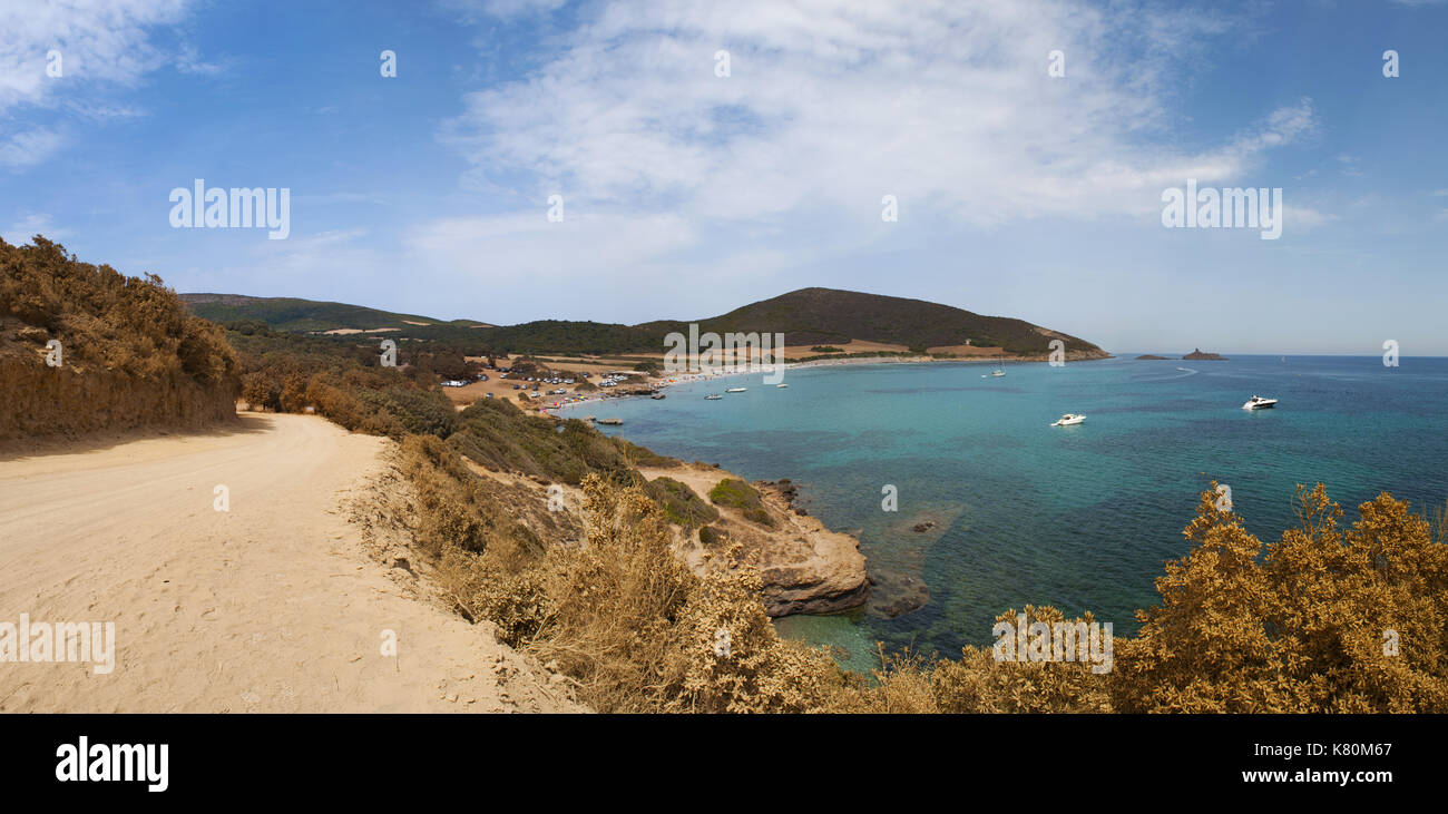Corsica: la strada sterrata a plage de tamarone, uno dei più famosi e selvaggio spiagge di Cap Corse con sabbia, icky da calette e macchia mediterranea Foto Stock