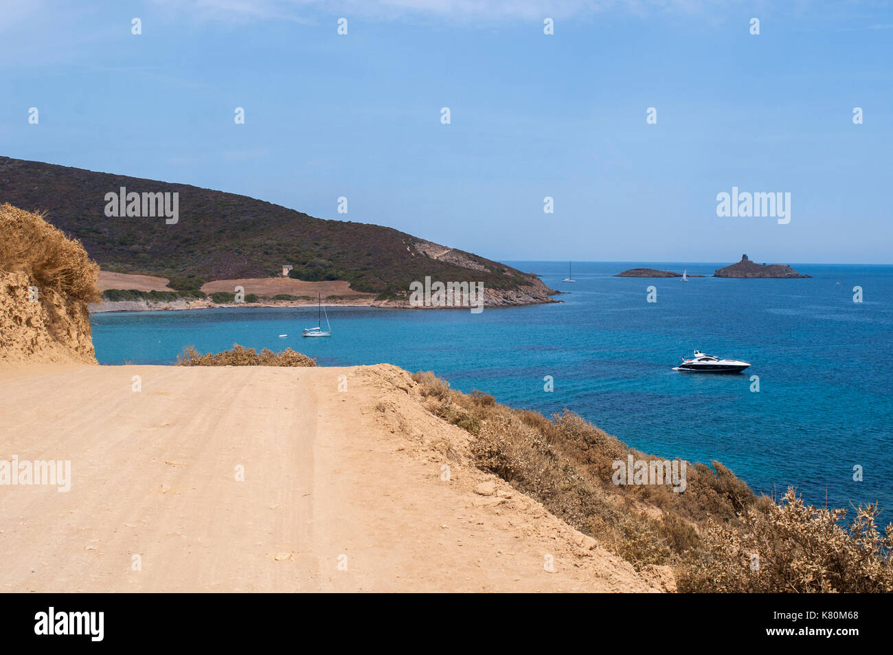Corsica: la strada sterrata a plage de tamarone, uno dei più famosi e selvaggio spiagge di Cap Corse con sabbia, icky da calette e macchia mediterranea Foto Stock