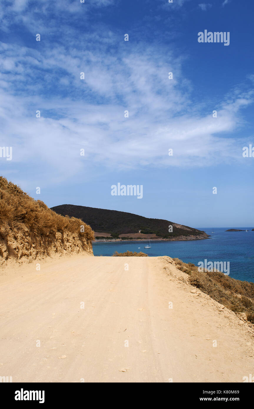Corsica: la strada sterrata a plage de tamarone, uno dei più famosi e selvaggio spiagge di Cap Corse con sabbia, icky da calette e macchia mediterranea Foto Stock